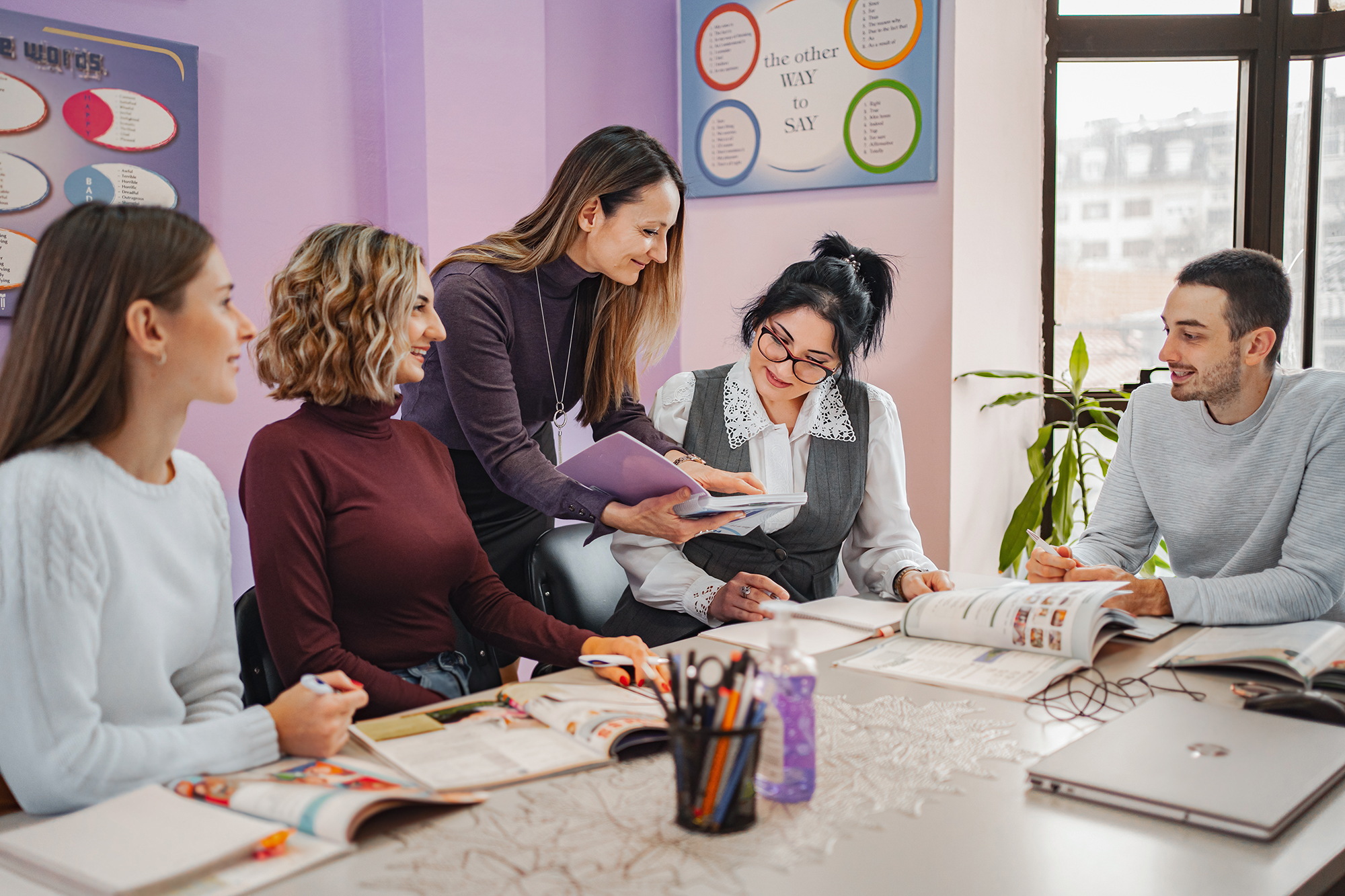 На яку роботу в Україні не прийматимуть без знання англійської: деталі