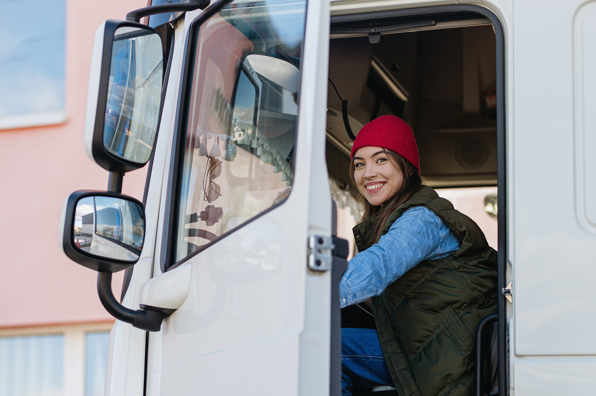 Брак людей та жінки на &quot;чоловічих&quot; посадах. Як змінився ринок праці через війну та мобілізацію