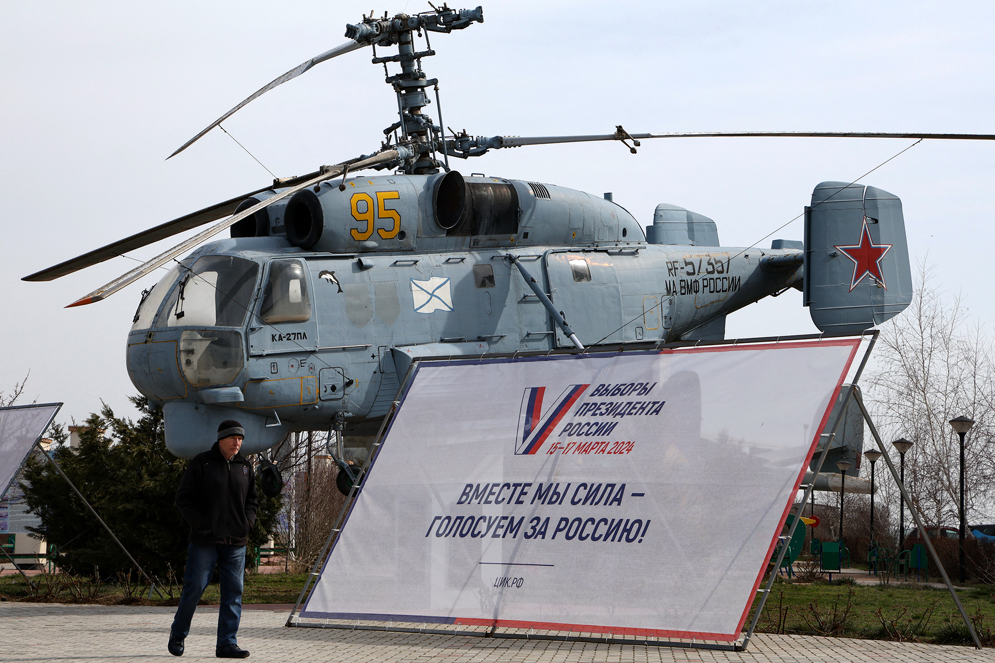 &quot;Выборы&quot; под дулом автомата. Как украинцев в оккупации заставляют голосовать за Путина