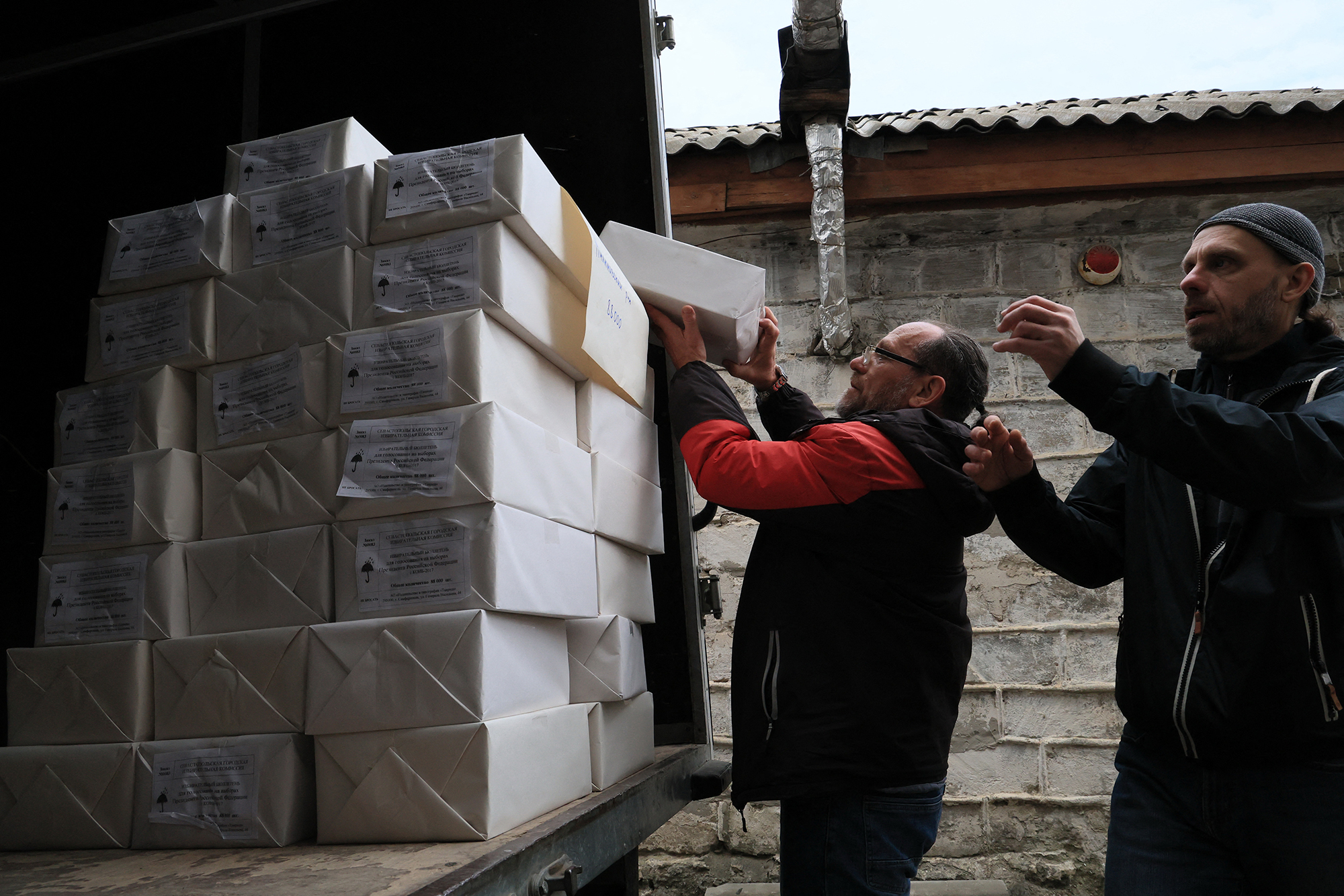 &quot;Выборы&quot; под дулом автомата. Как украинцев в оккупации заставляют голосовать за Путина