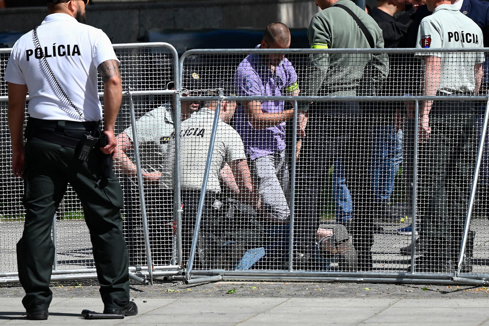 Замах на Фіцо. У якому стані прем'єр Словаччини та що відомо про мотиви