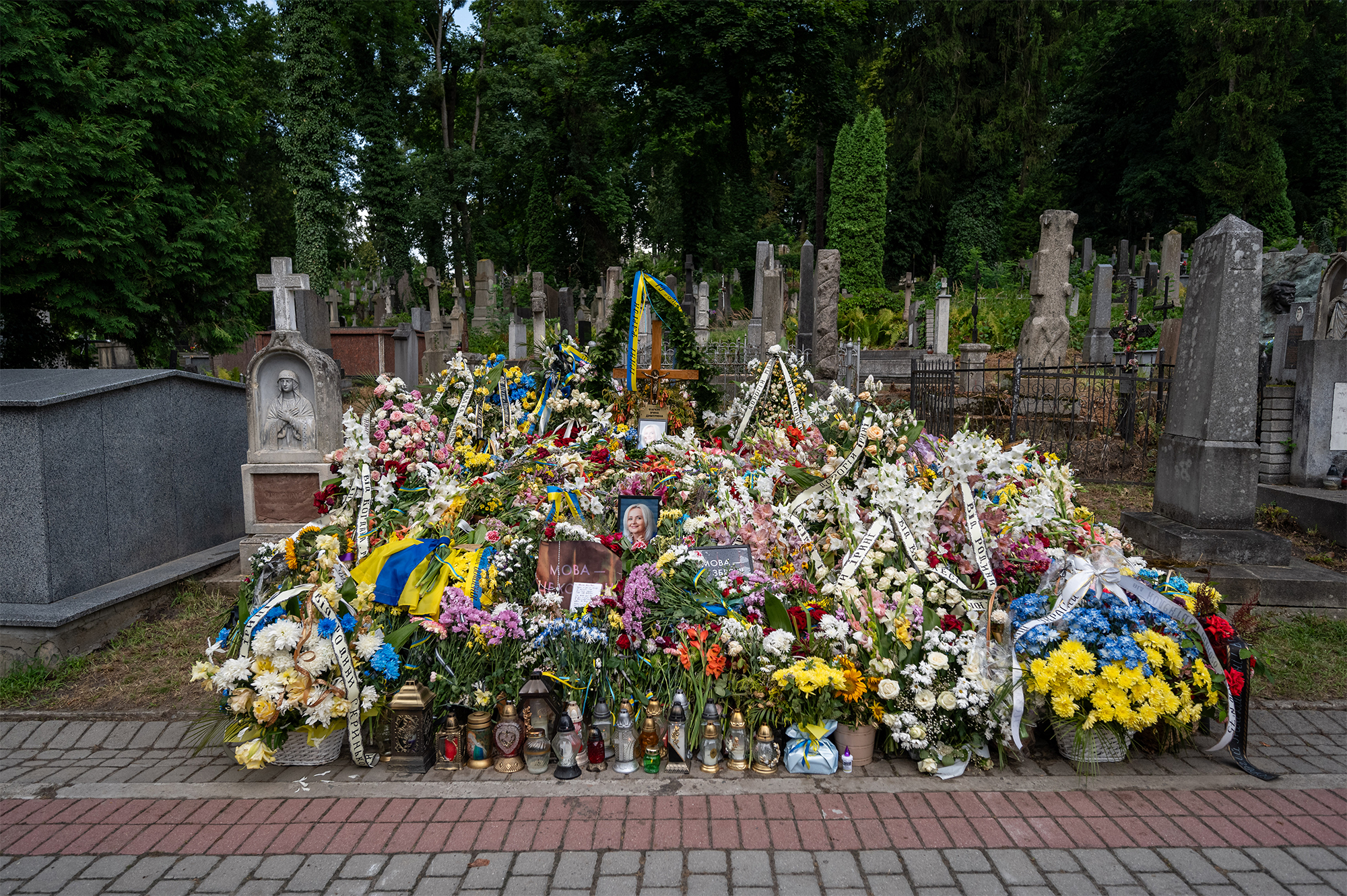 Як зараз виглядає могила Ірини Фаріон у Львові (відео)