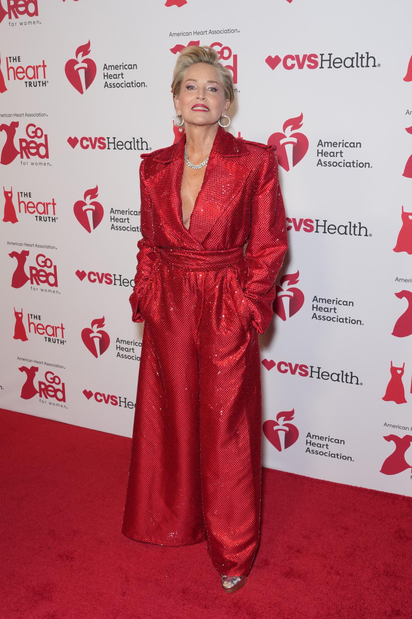 66-летняя Шэрон Стоун в ярком платье с разрезом ошеломила стройной фигурой