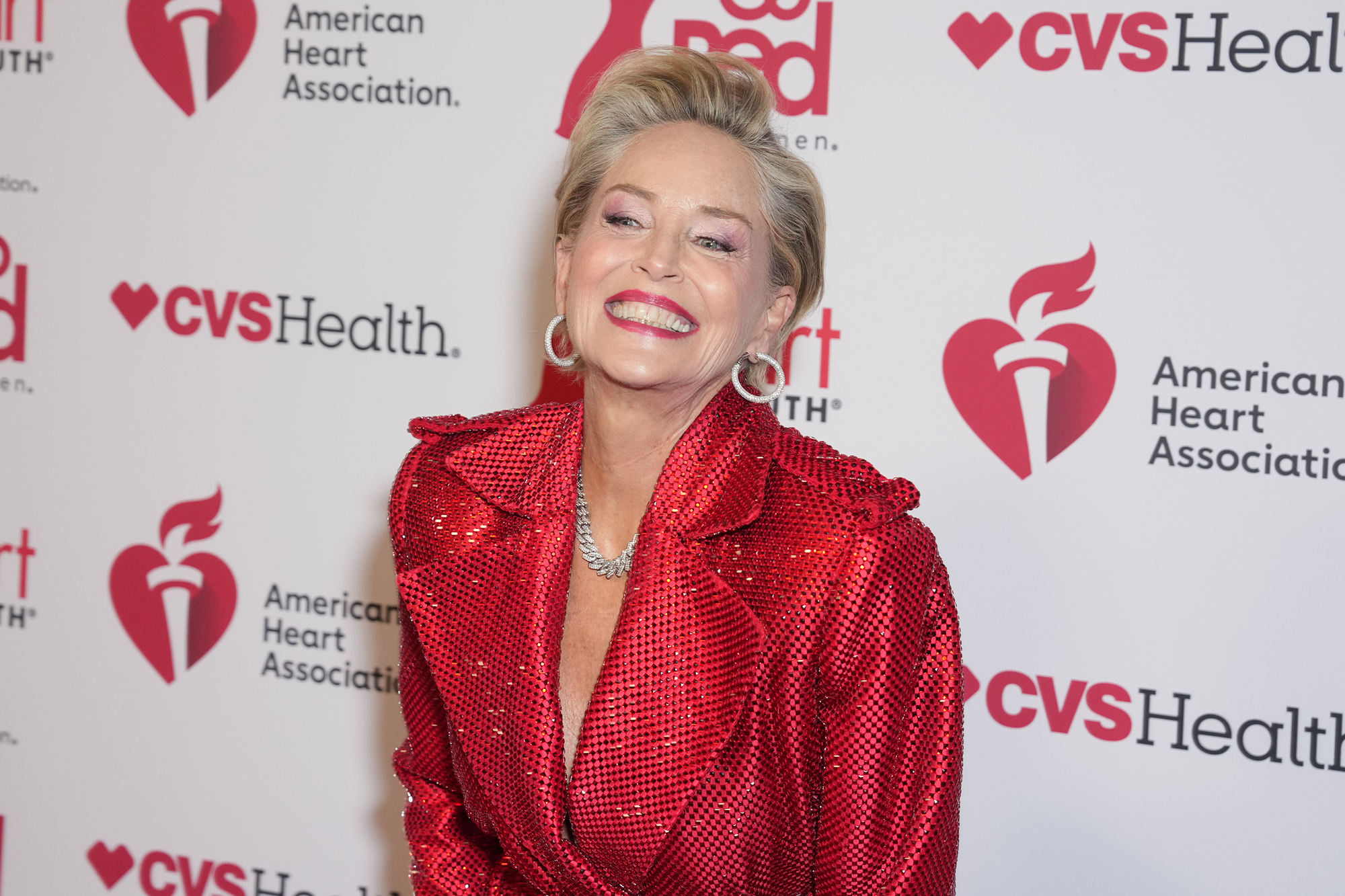 66-летняя Шэрон Стоун в ярком платье с разрезом ошеломила стройной фигурой