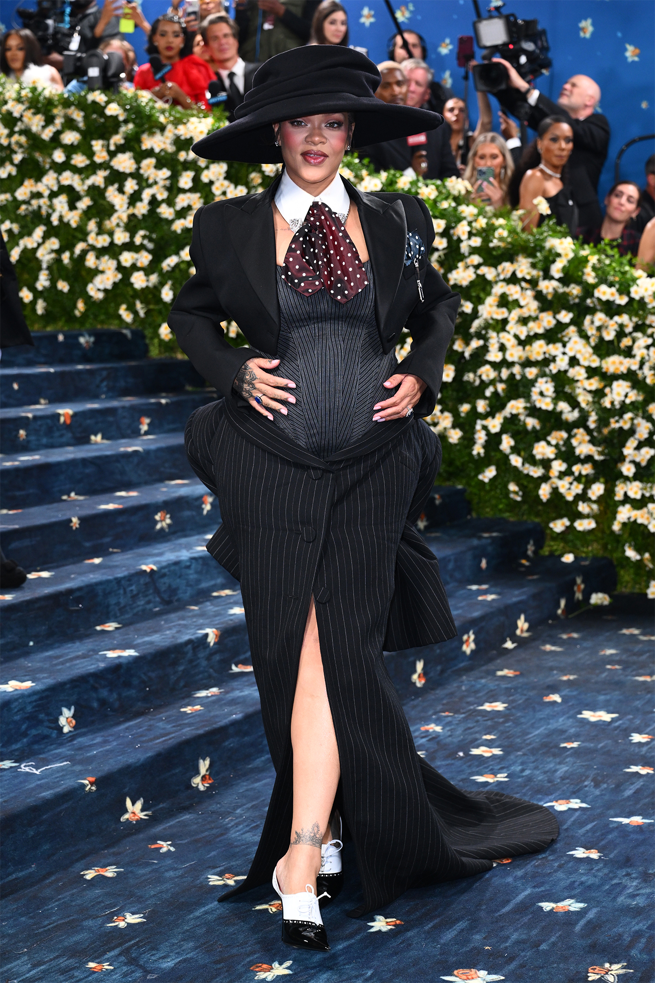 Рианна беременна в третий раз: первое фото с округлившимся животиком на Met Gala 2025