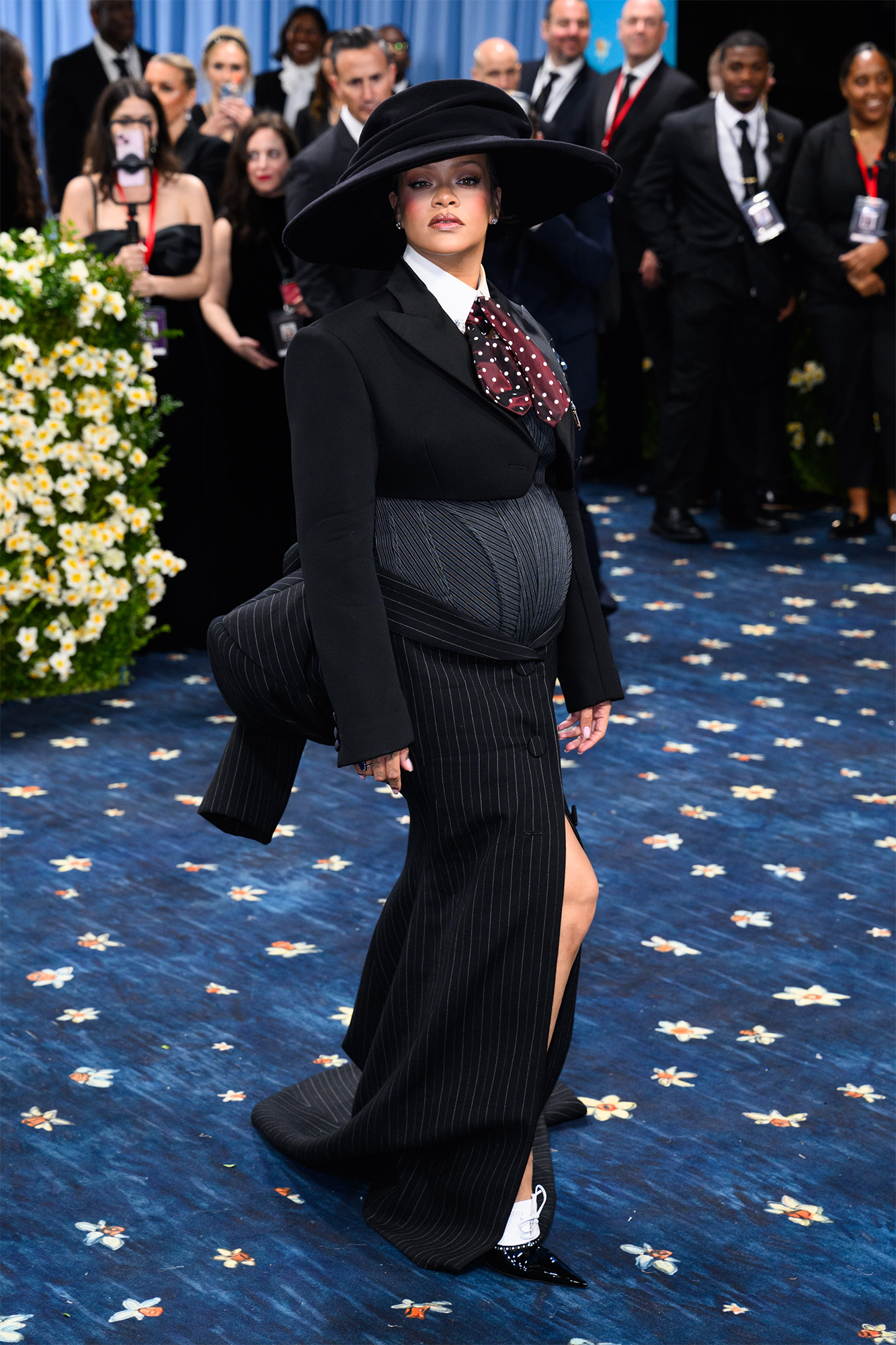 Ріанна вагітна втретє: перше фото з чималим животиком на Met Gala 2025