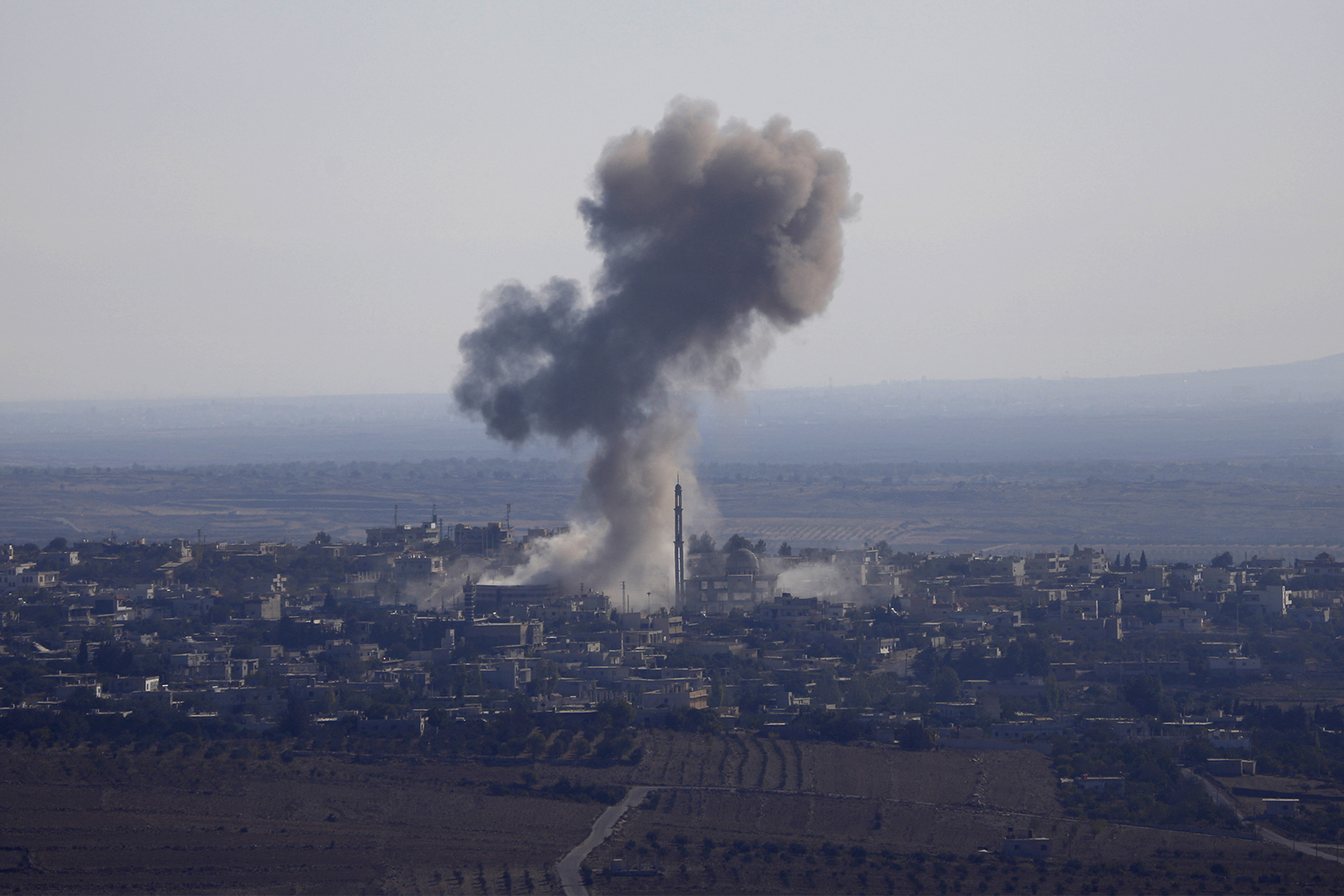 Сайт Bellingcat и агентство Reuters опубликовали снимки российской техники в Сирии, например, разбитых истребителей.