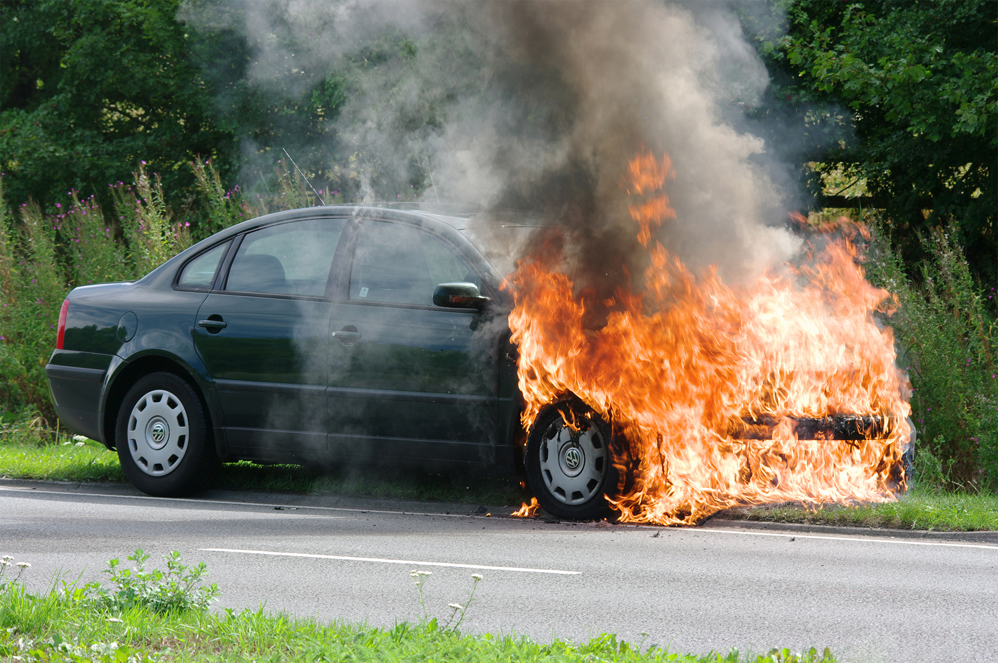 Что делать, когда видишь, как горит автомобиль: несколько важных советов