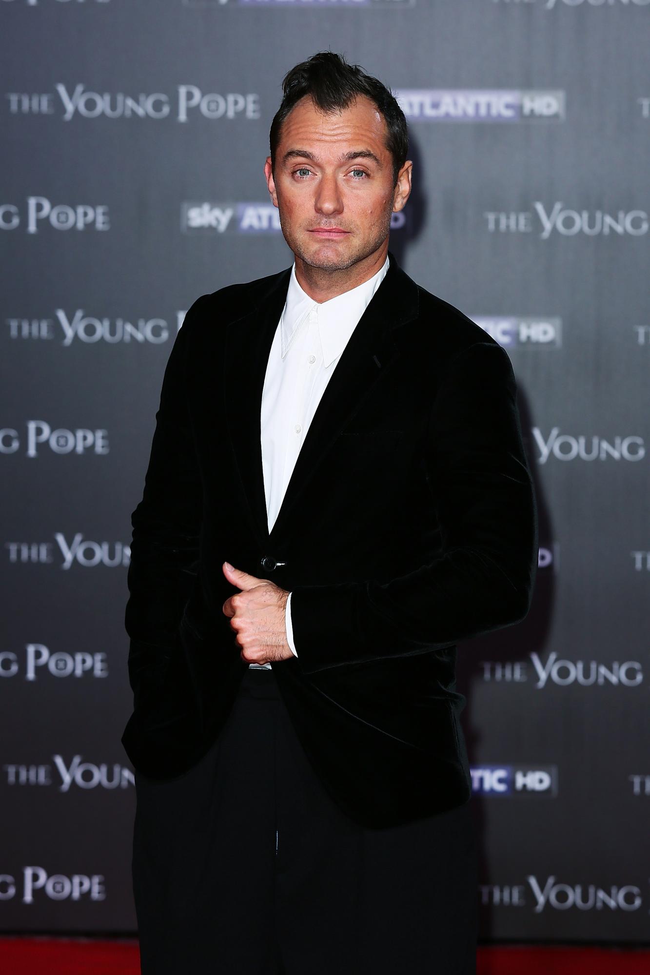 Джуд Лоу &quot;засветился&quot; в образе Путина: первые фото со съемок фильма &quot;Волшебник Кремля&quot;