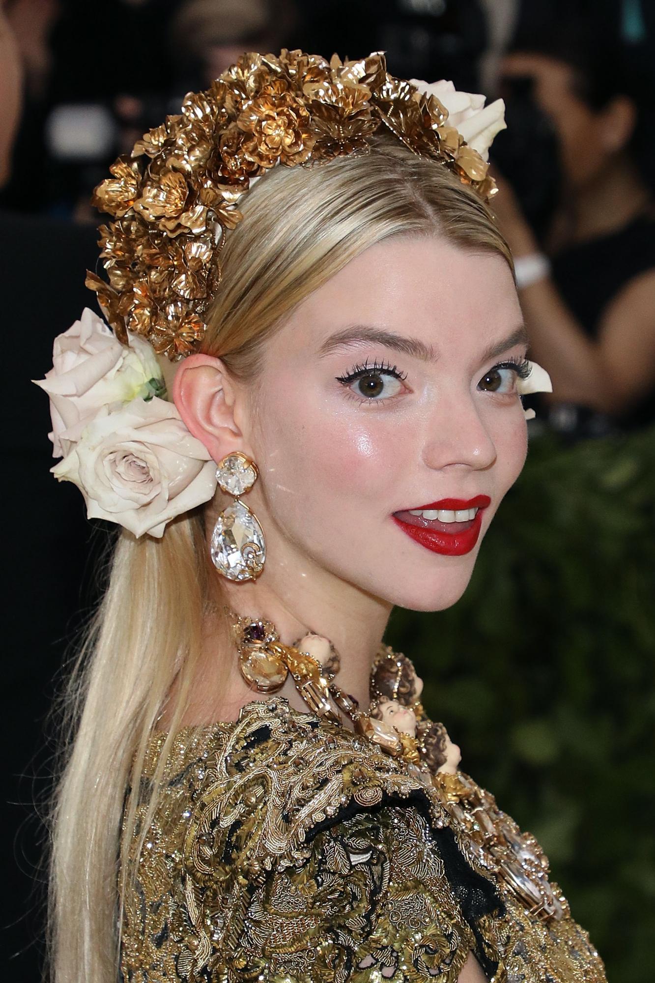 Выходы королевы: самые блистательные образы Ани Тейлор-Джой на красной дорожке