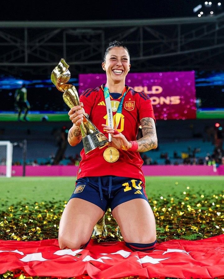 Зробив з чемпіонки жертву: суд покарав екс-голову іспанської федерації футболу за поцілунок