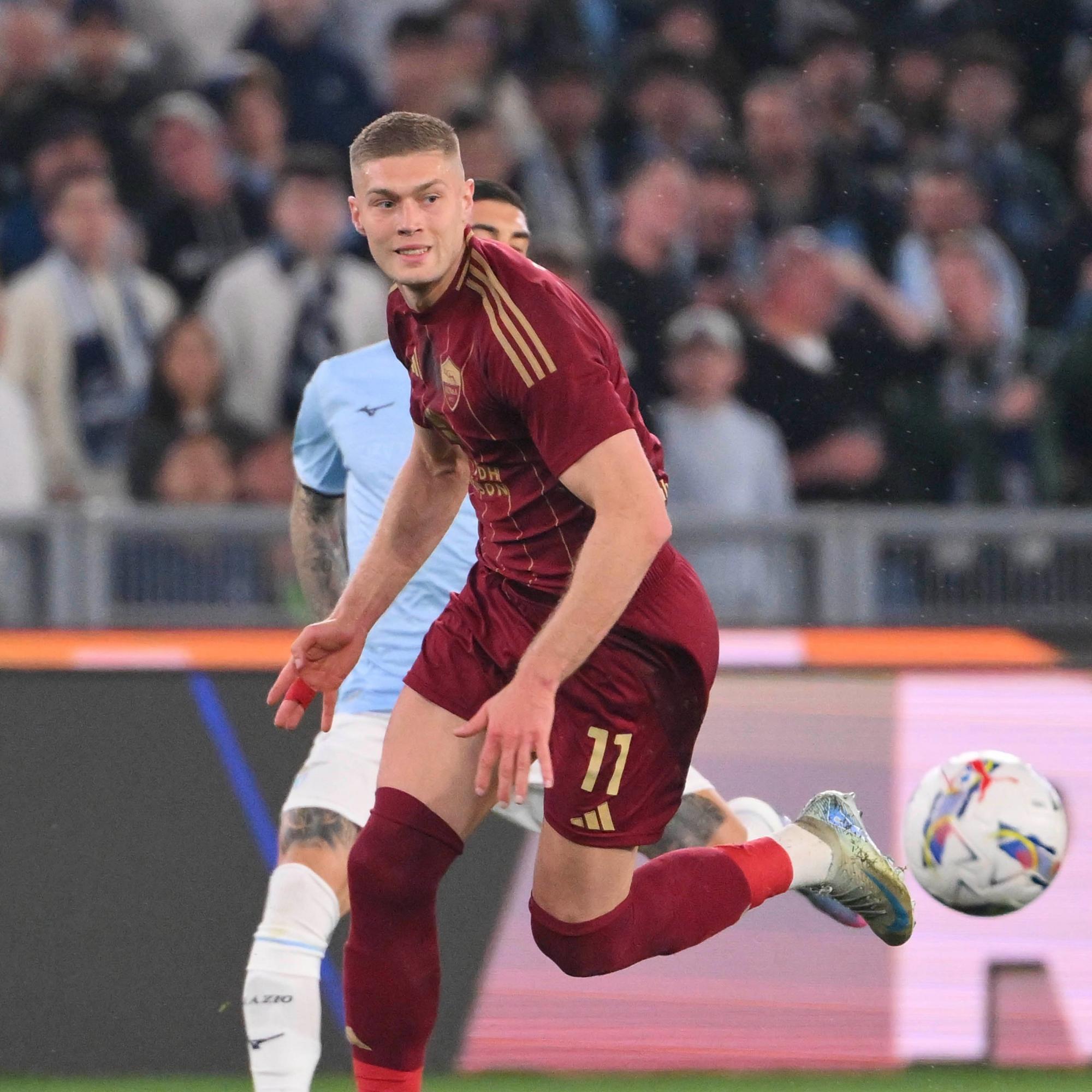 Довбик потерялся в столичном дерби: "Рома" отыгралась благодаря голу-красавцу