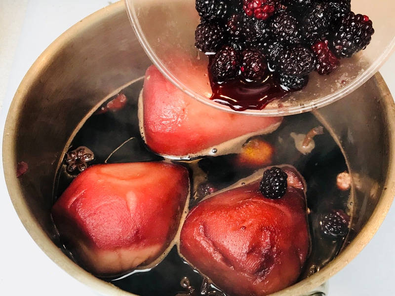 Клопотенко поделился рецептом идеального глинтвейна с грушами: согреет и скрасит вечер