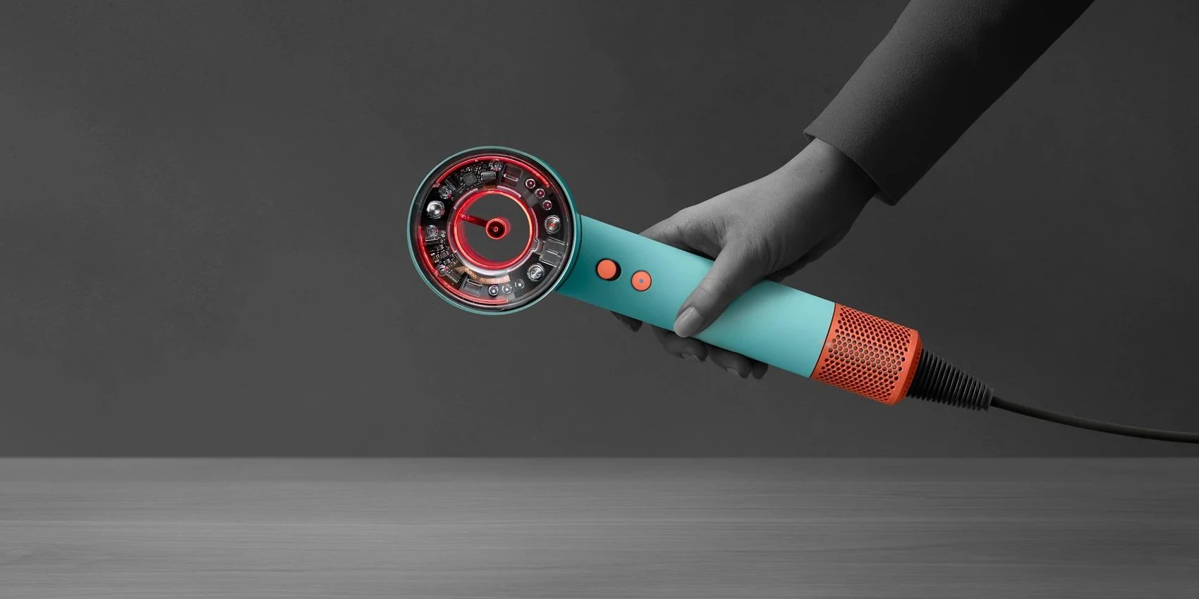 Представлений розумний фен, який зможе захистити волосся та шкіру від пошкоджень та перегріву (фото)