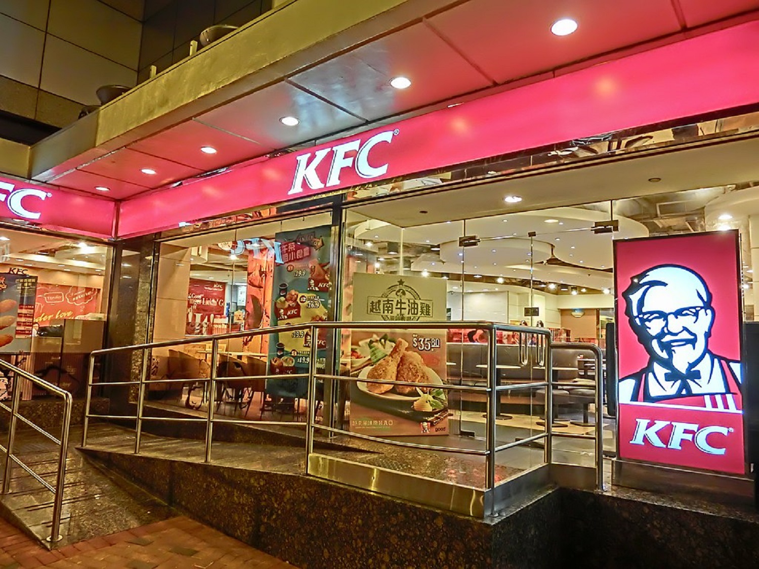 7 легенд про KFC та полковника Сандерса, які вас вразять або розсмішать