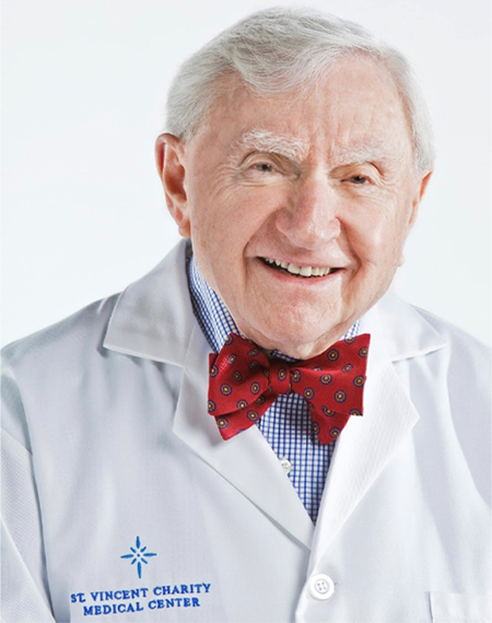 Найстаріший практикуючий лікар у світі назвав 5 правил для довгого і щасливого життя