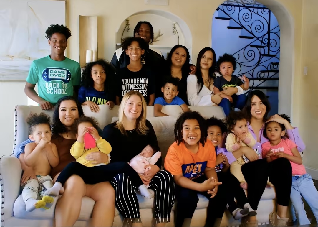 5 дружин і 11 дітей: чоловік показав свою щасливу родину, яка ламає всі стереотипи