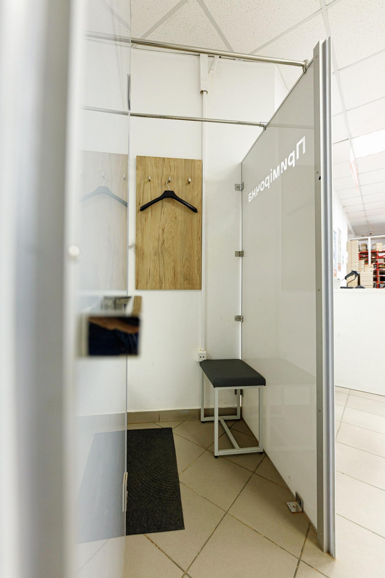 &quot;Новая почта&quot; уже устанавливает примерочные в отделениях: как это выглядит (фото)