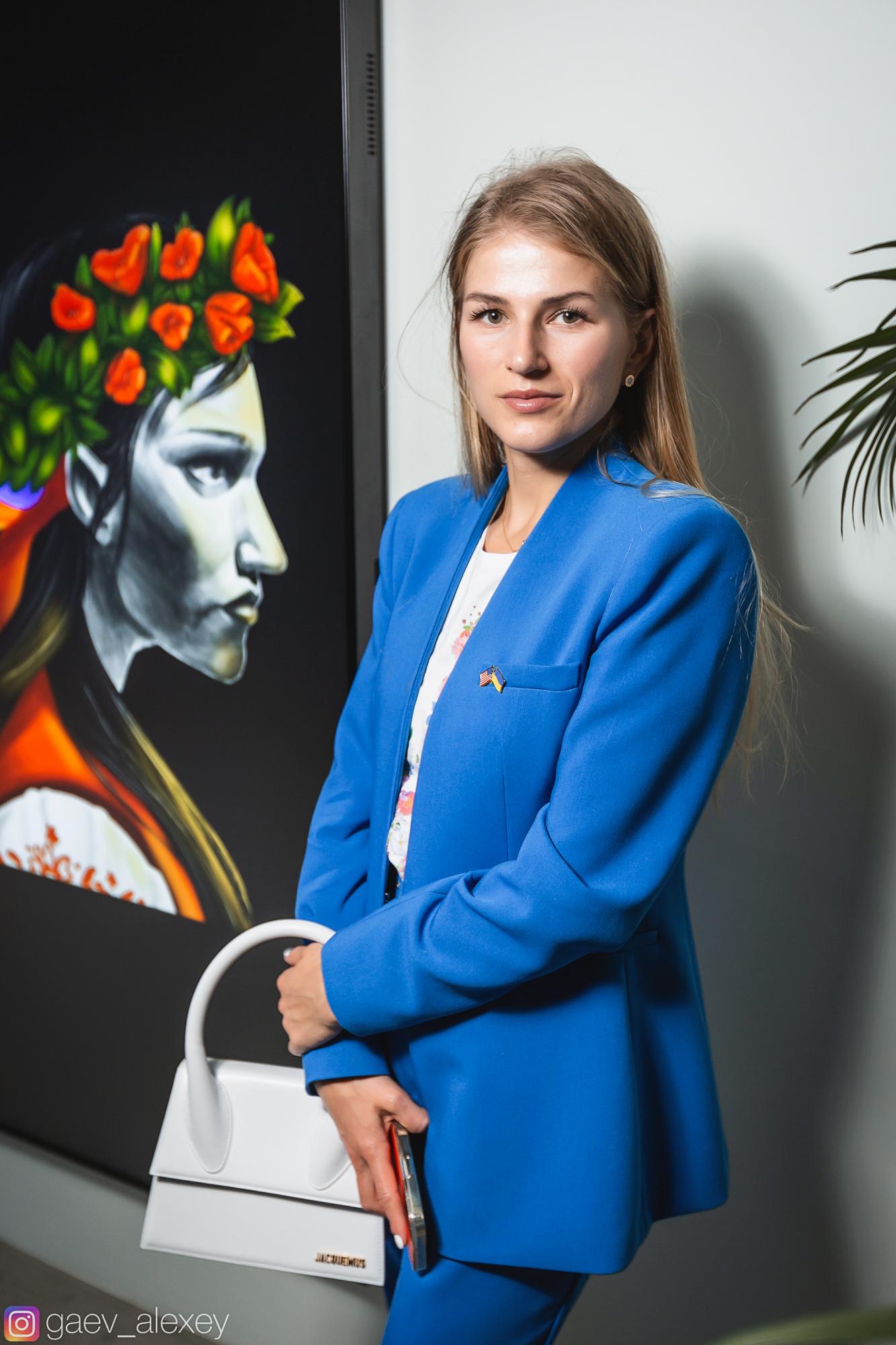 В США открыли уникальную выставку для помощи украинцам. Некоторые картины дети рисовали прямо в бомбоубежищах