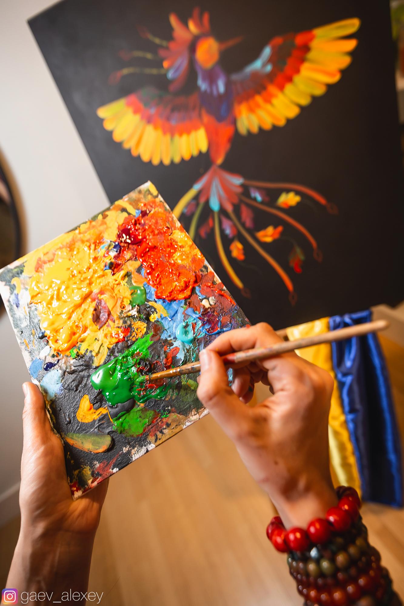 В США открыли уникальную выставку для помощи украинцам. Некоторые картины дети рисовали прямо в бомбоубежищах