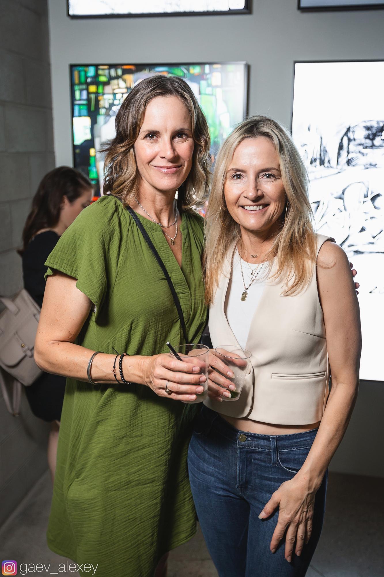 В США открыли уникальную выставку для помощи украинцам. Некоторые картины дети рисовали прямо в бомбоубежищах