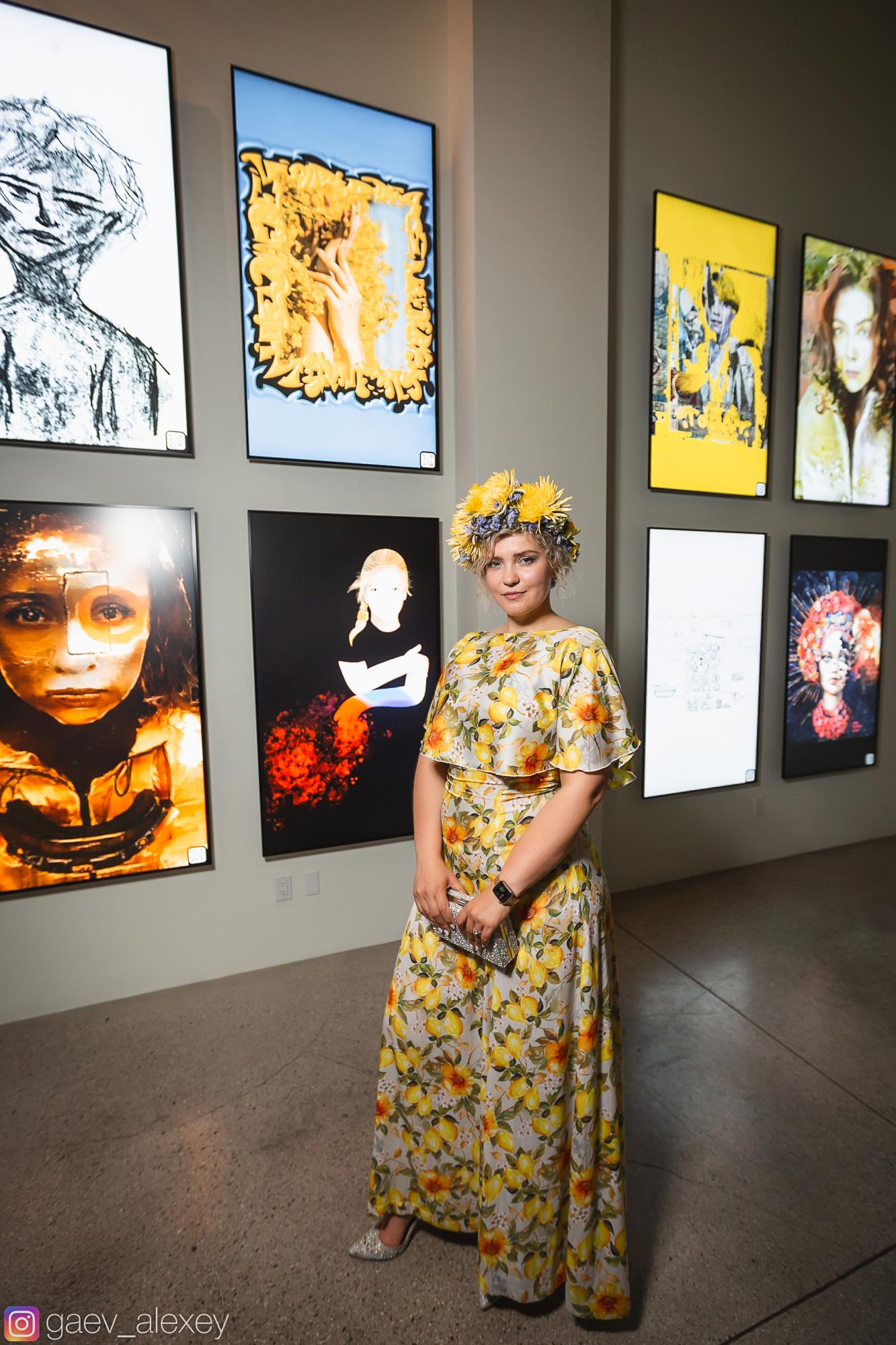 В США открыли уникальную выставку для помощи украинцам. Некоторые картины дети рисовали прямо в бомбоубежищах