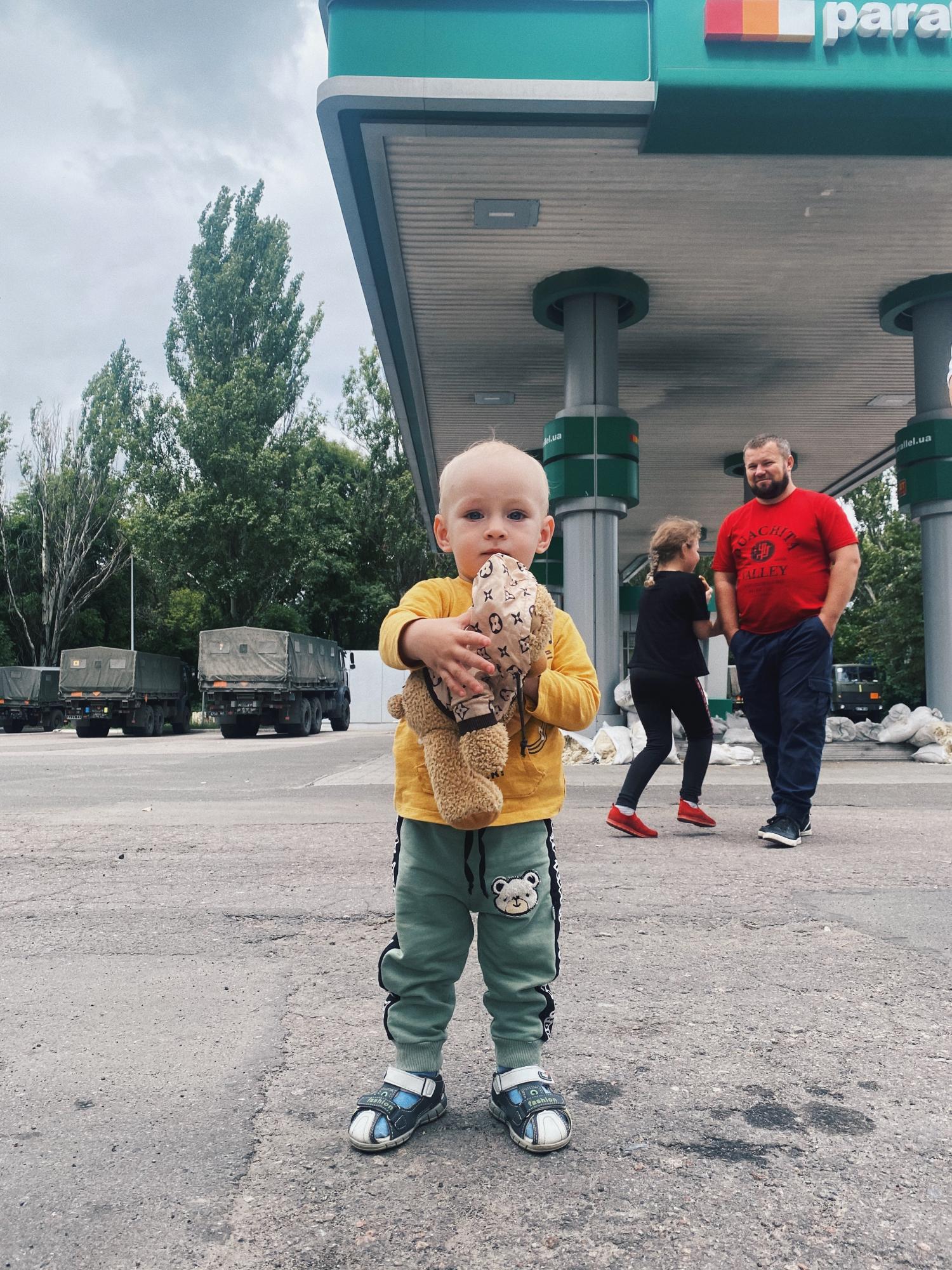 "Своим примером хочу показать, как можно помогать": как украинский музыкант эвакуирует людей с линии фронта (фото)