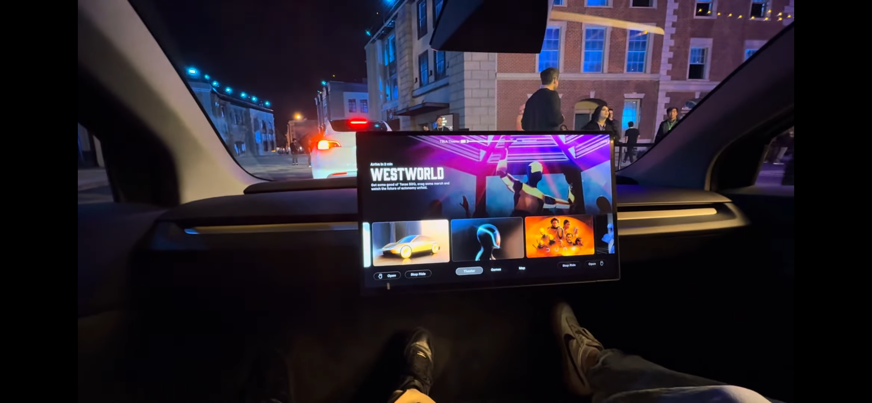 Илон Маск презентовал роботакси Tesla: как выглядит снаружи и внутри (видео)