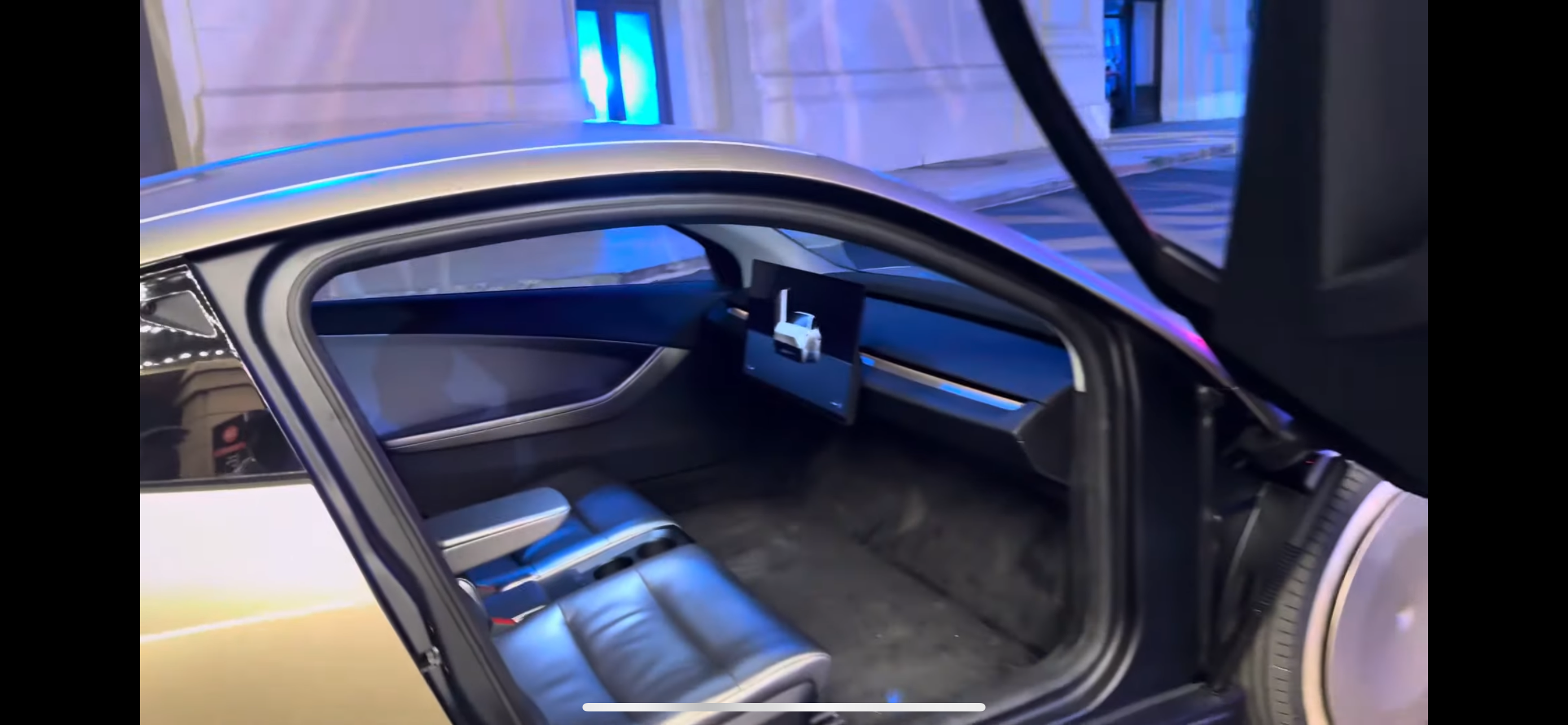 Илон Маск презентовал роботакси Tesla: как выглядит снаружи и внутри (видео)