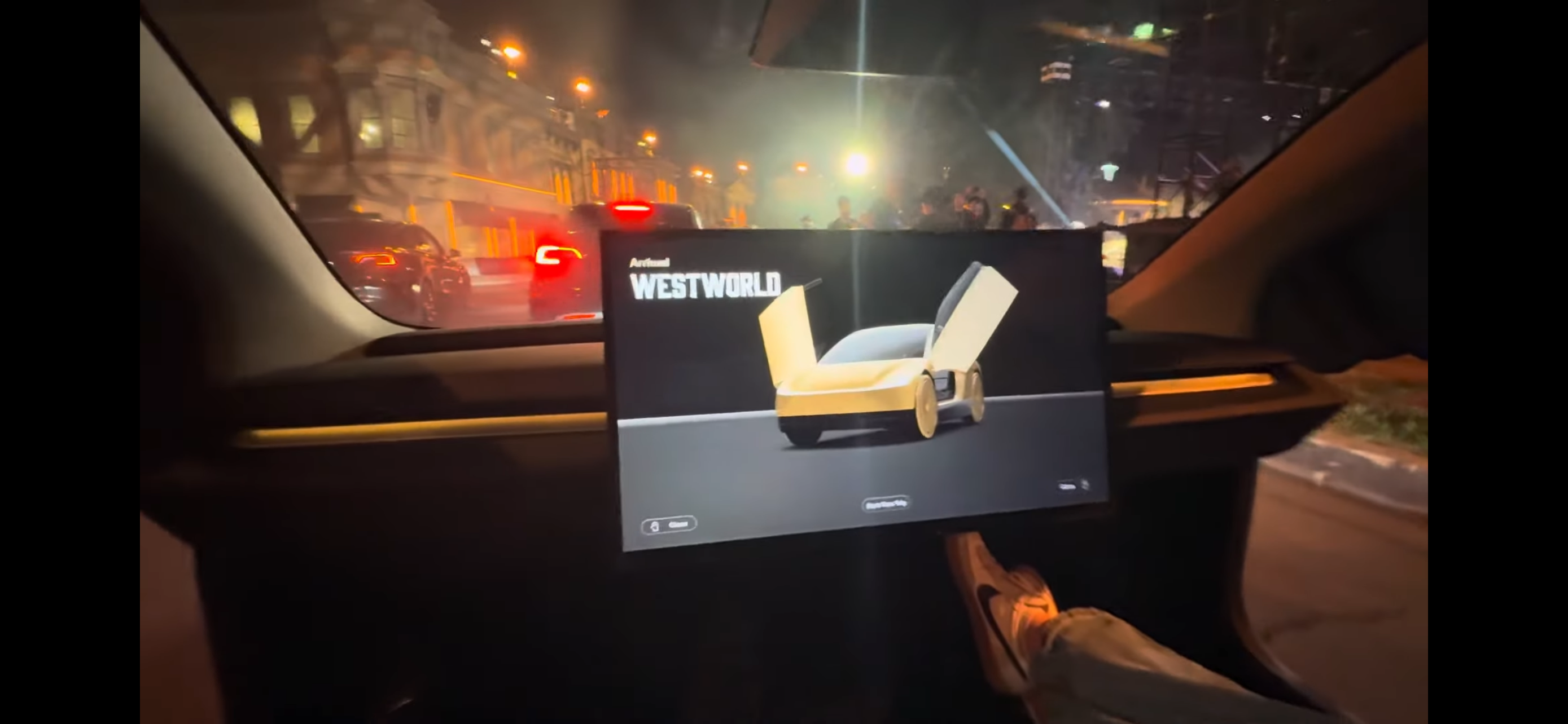 Илон Маск презентовал роботакси Tesla: как выглядит снаружи и внутри (видео)