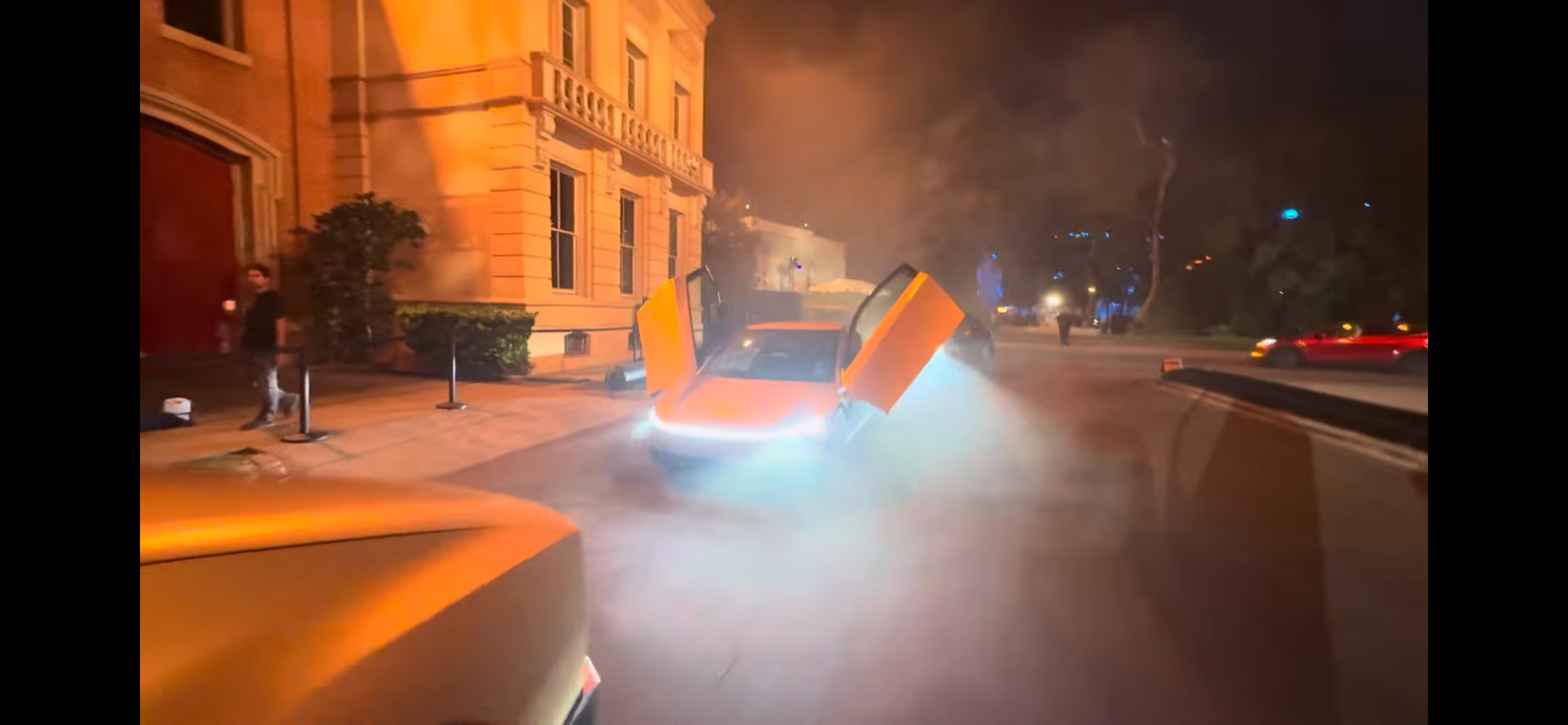 Илон Маск презентовал роботакси Tesla: как выглядит снаружи и внутри (видео)