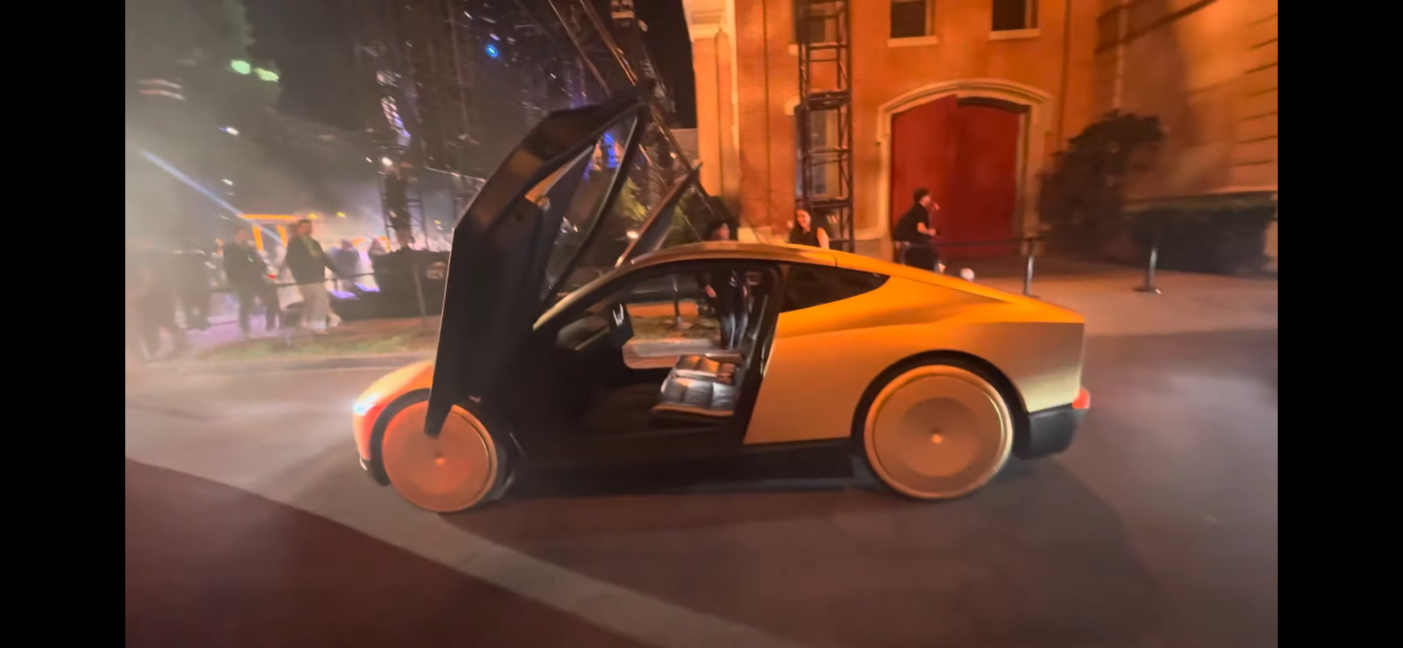 Илон Маск презентовал роботакси Tesla: как выглядит снаружи и внутри (видео)