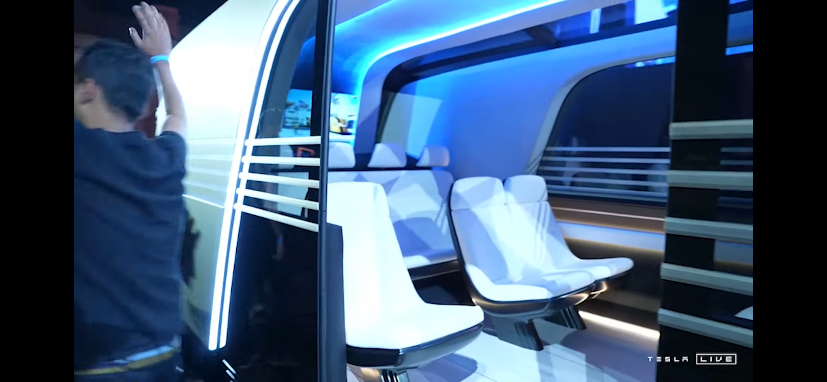 Илон Маск презентовал роботакси Tesla: как выглядит снаружи и внутри (видео)