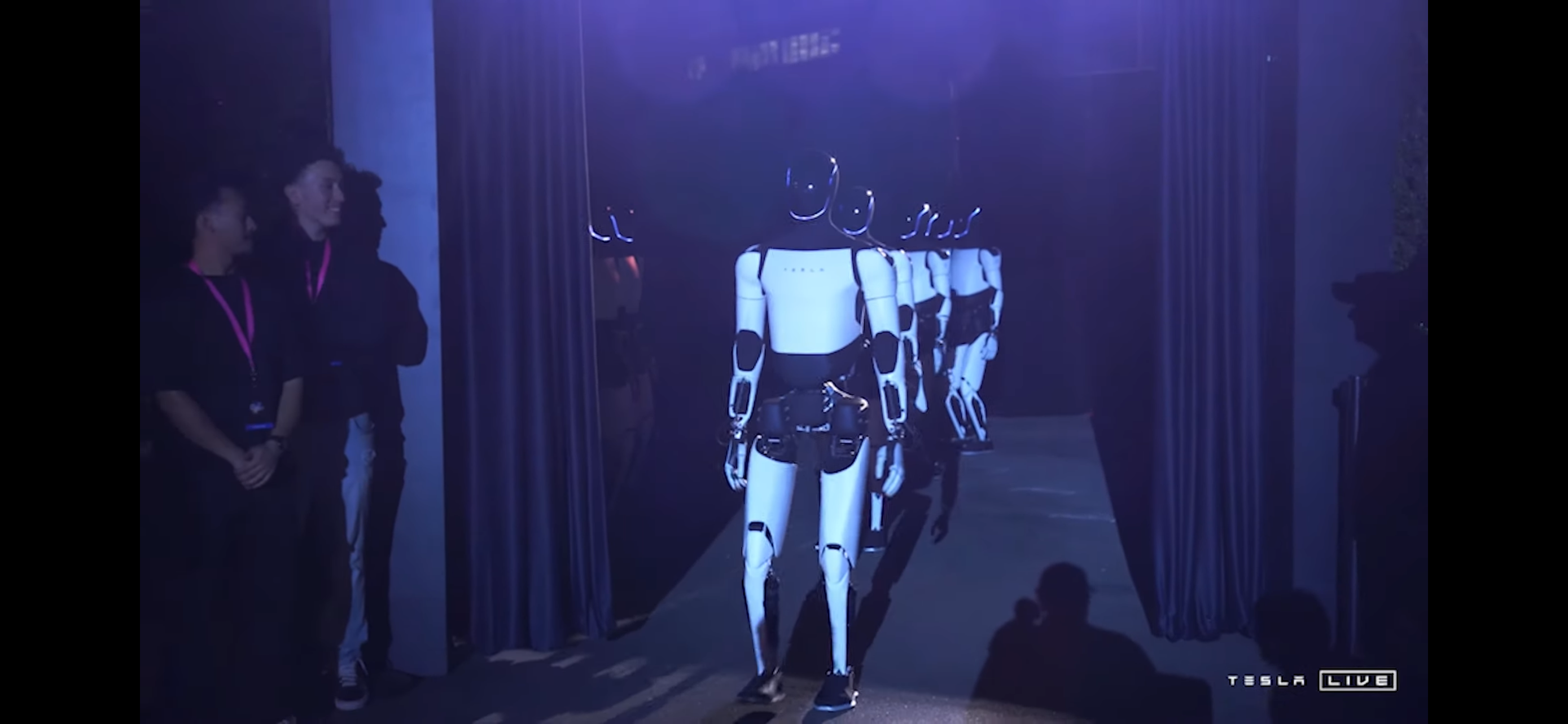 Илон Маск презентовал роботакси Tesla: как выглядит снаружи и внутри (видео)