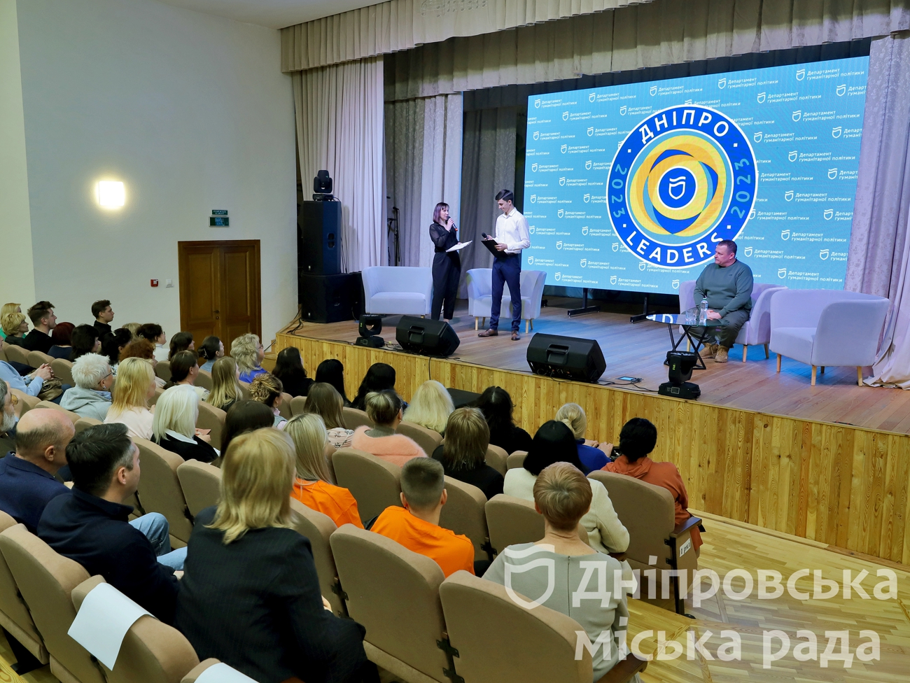 Филатов вручил благодарности педагогам и школьникам, которые волонтерят и помогают ВСУ