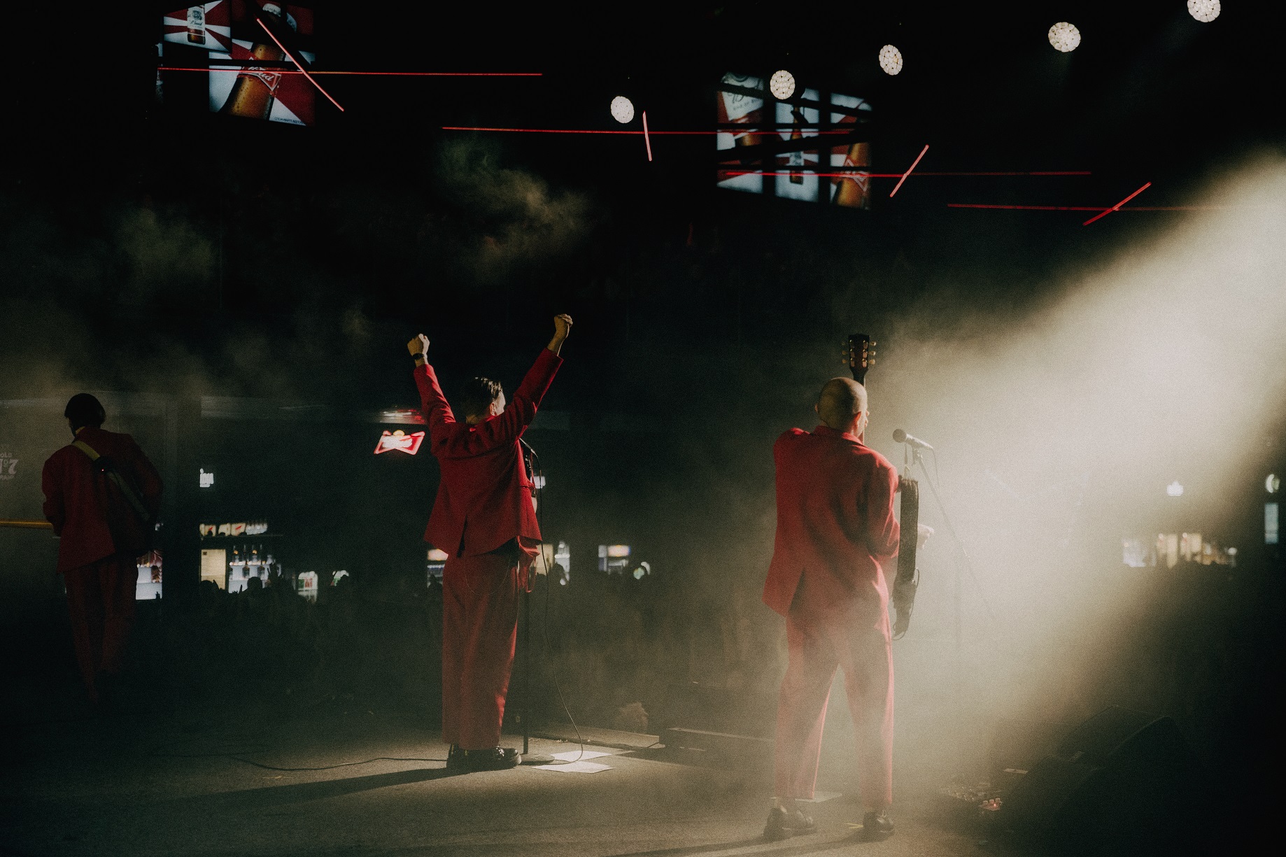 Украинских музыкантов забросали бельем на концерте в Киеве (фото)