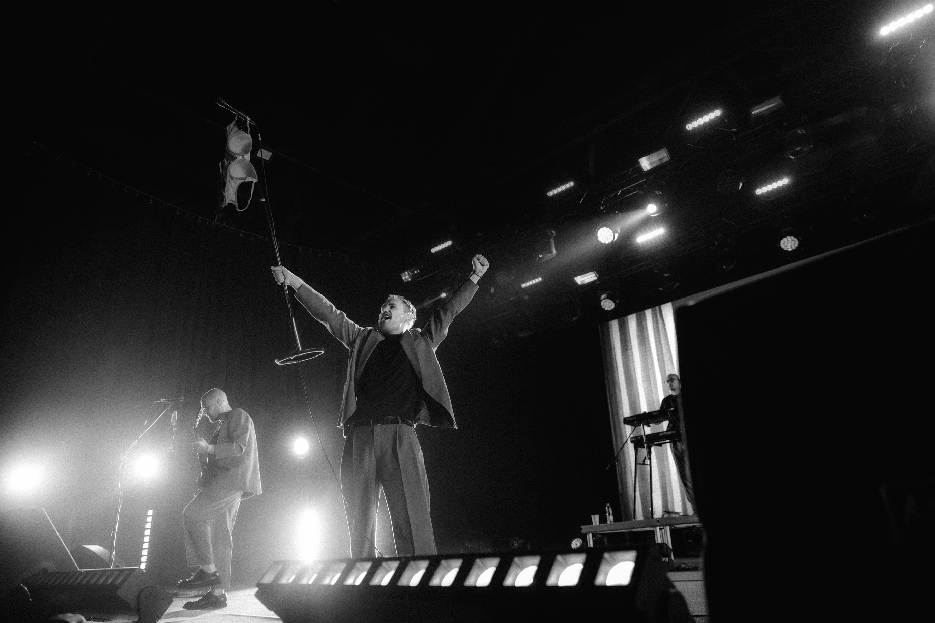 Украинских музыкантов забросали бельем на концерте в Киеве (фото)