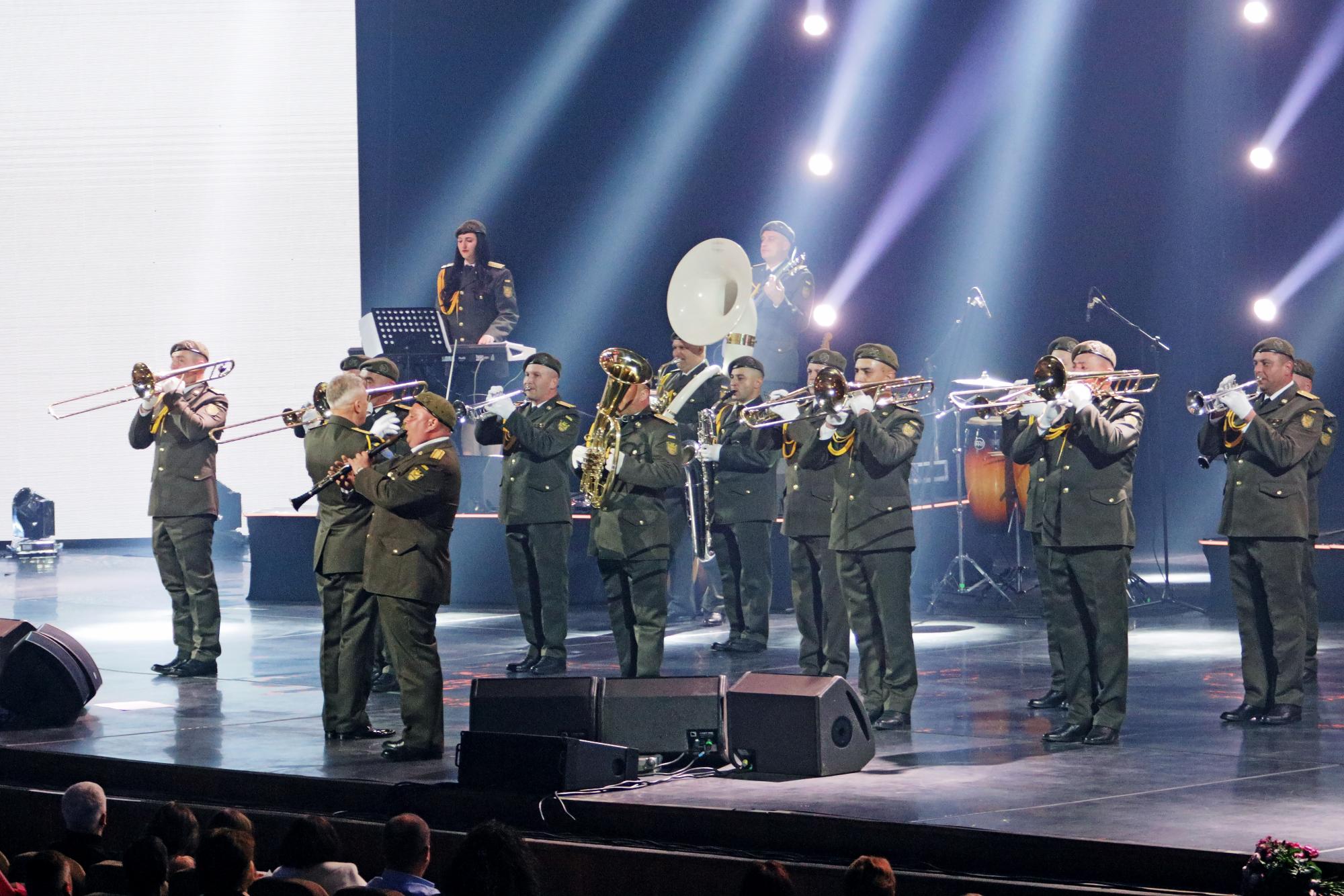 Замужней певице сделали предложение прямо посреди концерта: яркие фото