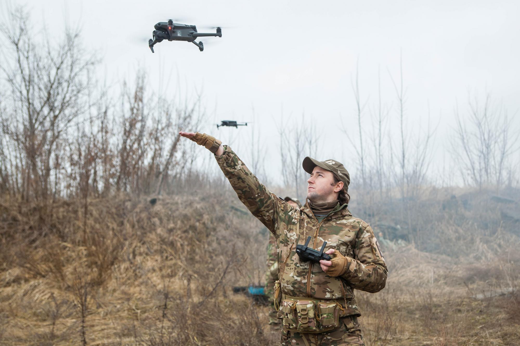 Знадобиться кожному. Де українців навчають такмеду, стрільбі та управлінню БПЛА