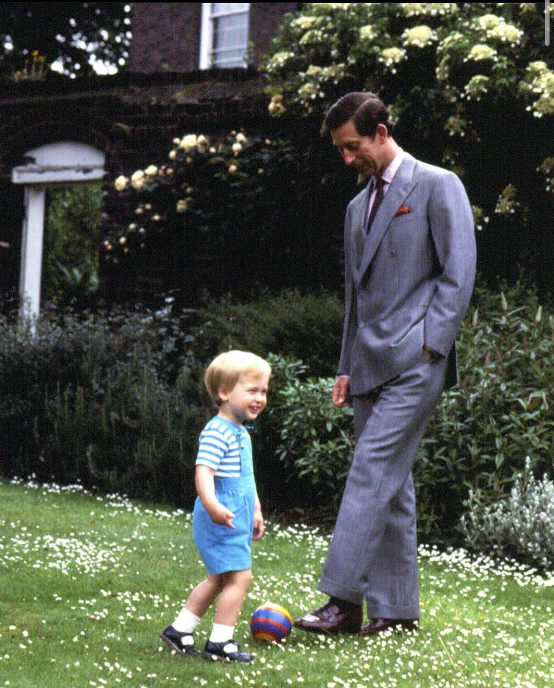 Ведьмак станет папой и архивные кадры Арианы Гранде: какие фото ко дню отца выставляли зарубежные звезды