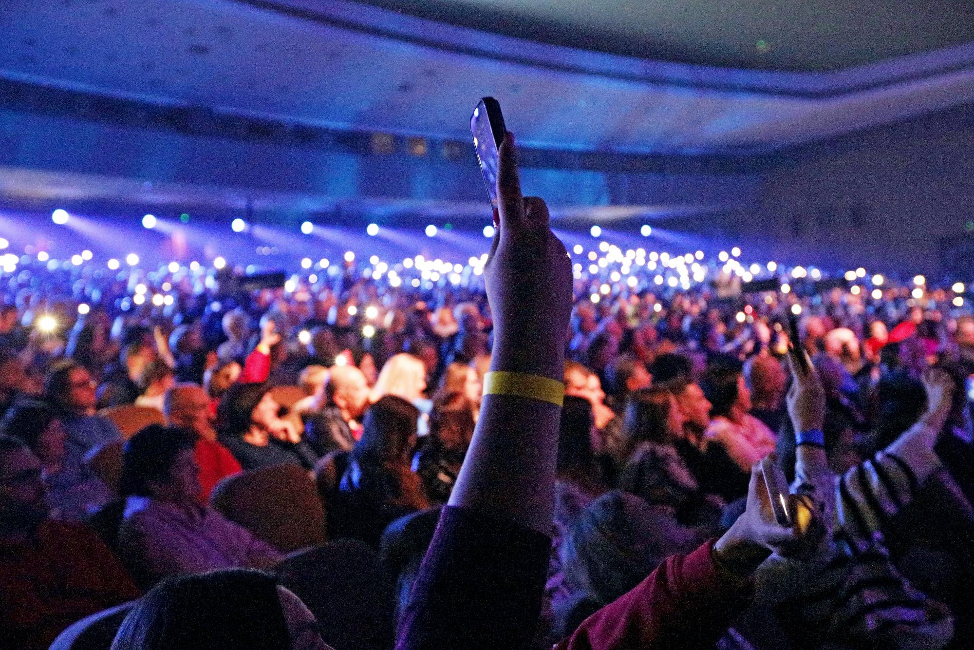 Замужней певице сделали предложение прямо посреди концерта: яркие фото