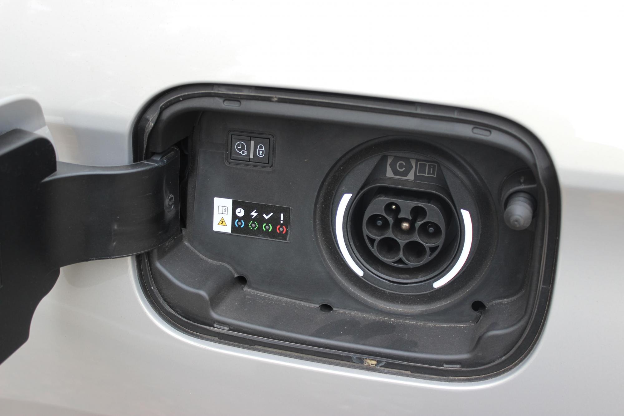 Тест-драйв DS7 E-Tense: переваги та недоліки кросовера