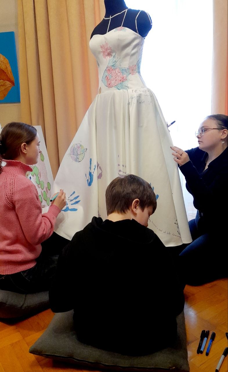 Українська модель вразила червону доріжку образом, який створили діти з метро-шкіл Харкова (фото)