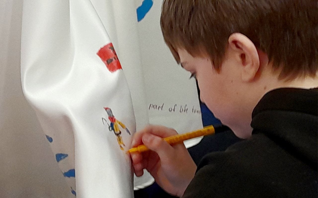 Українська модель вразила червону доріжку образом, який створили діти з метро-шкіл Харкова (фото)