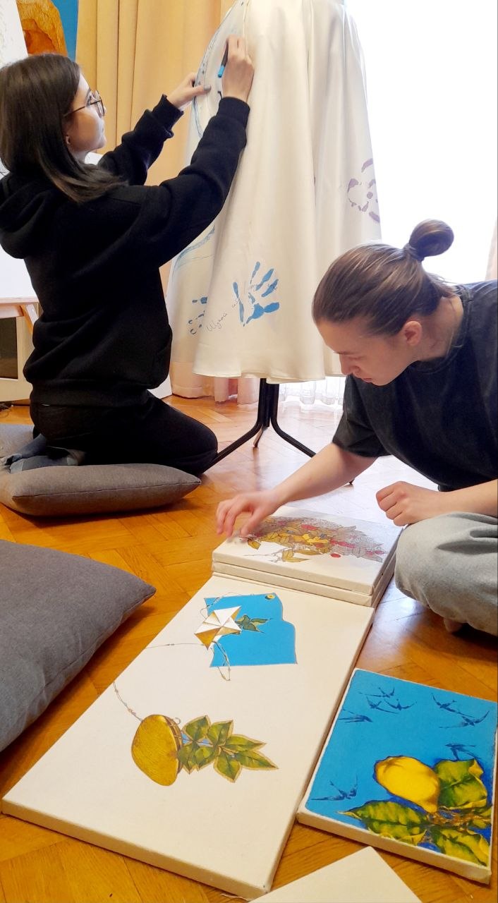 Українська модель вразила червону доріжку образом, який створили діти з метро-шкіл Харкова (фото)