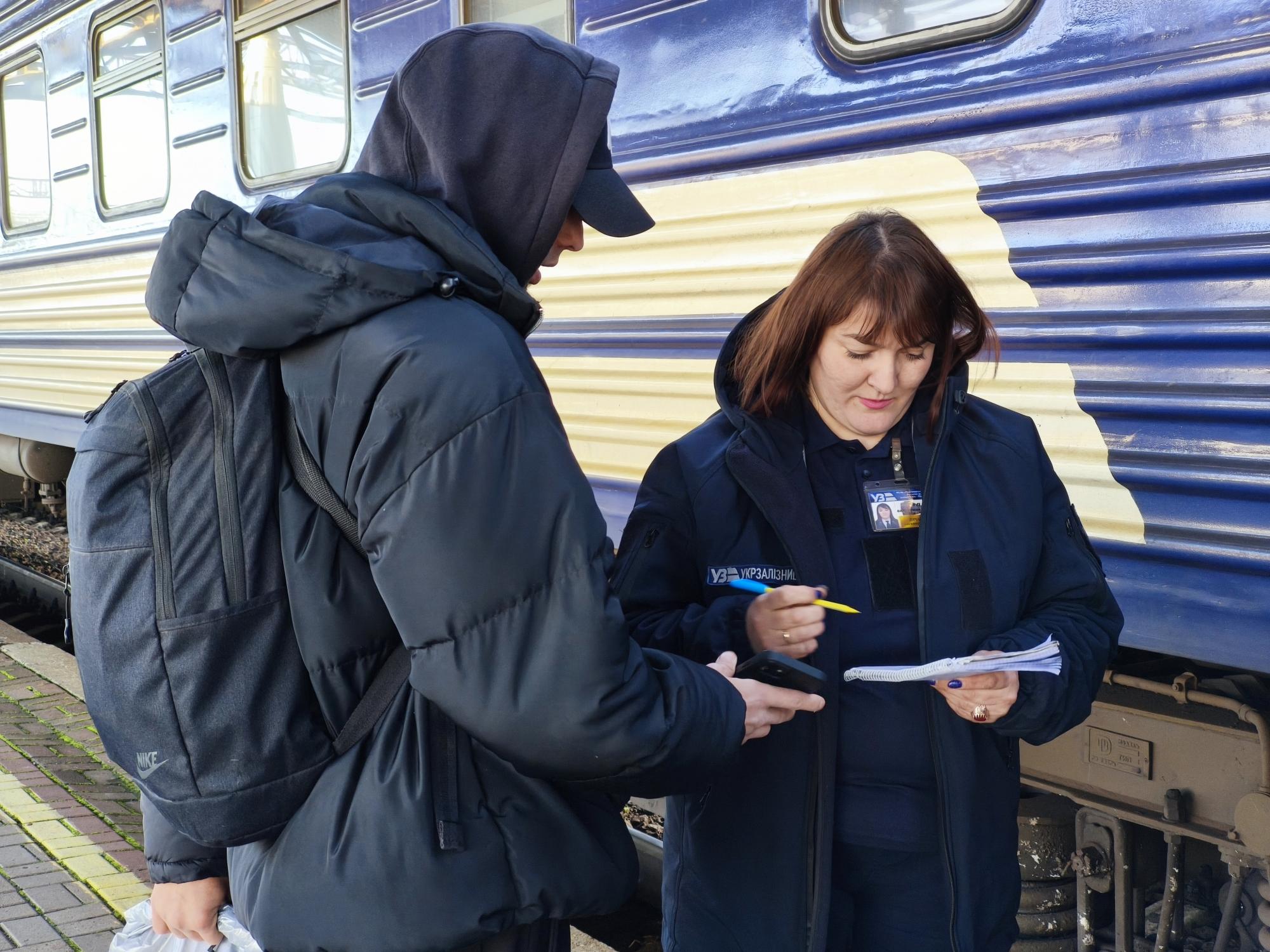 Жизнь в рейсе: интервью с проводником УЗ о работе, которую не видят пассажиры