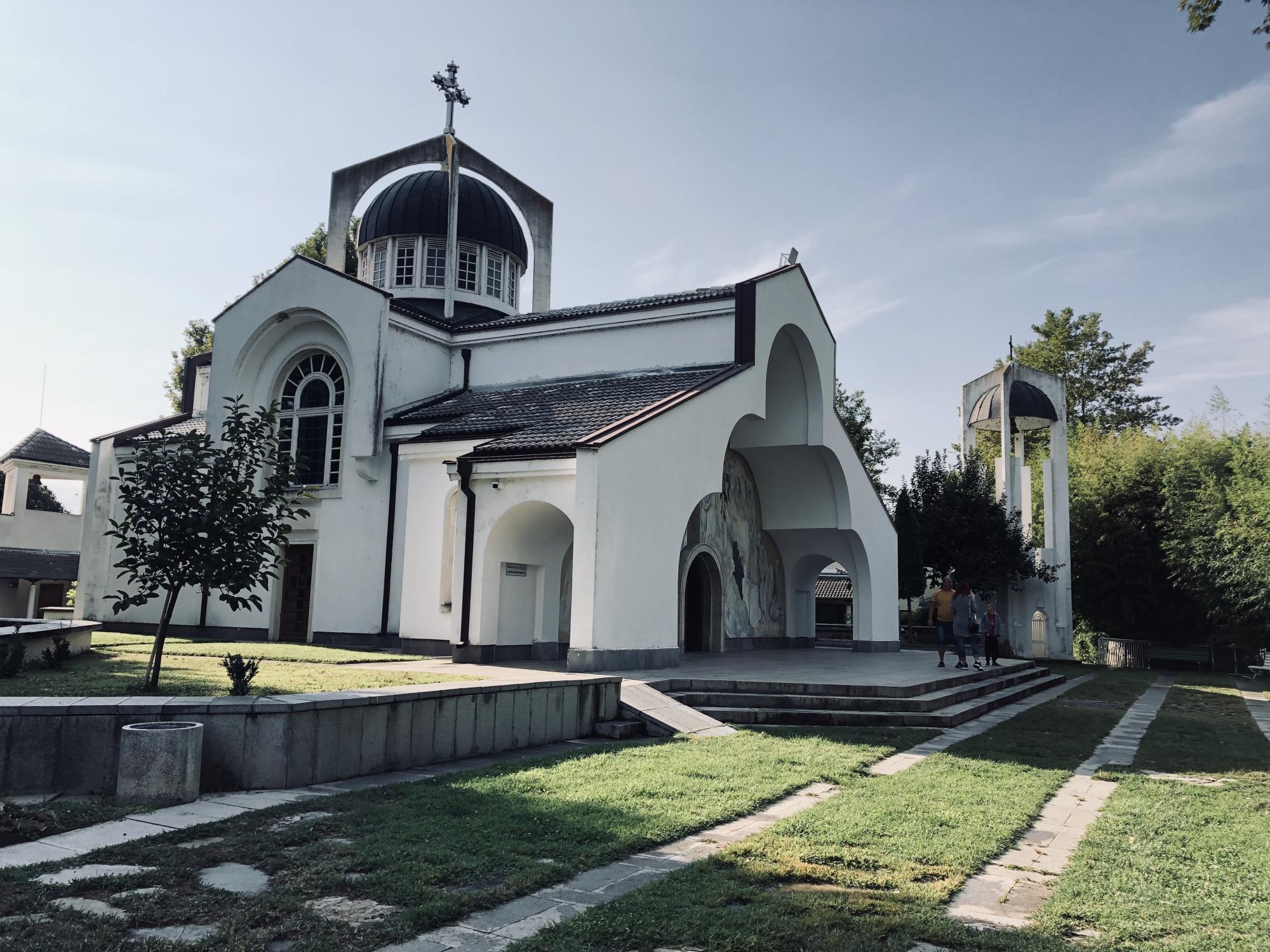 Пещеры, памятник-призрак и деревня Ванги. Что посмотреть в Болгарии, если вы не планируете отдыхать на море