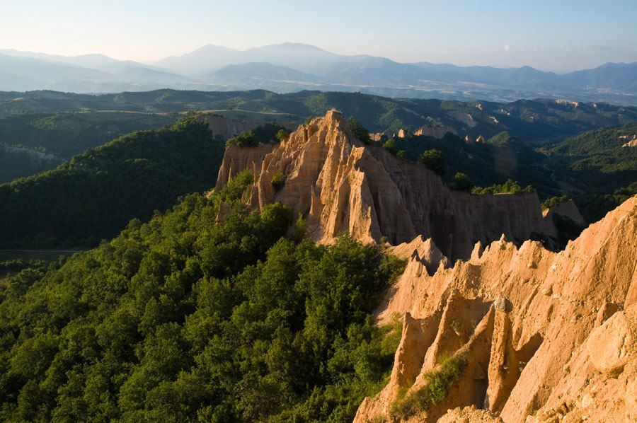 Пещеры, памятник-призрак и деревня Ванги. Что посмотреть в Болгарии, если вы не планируете отдыхать на море