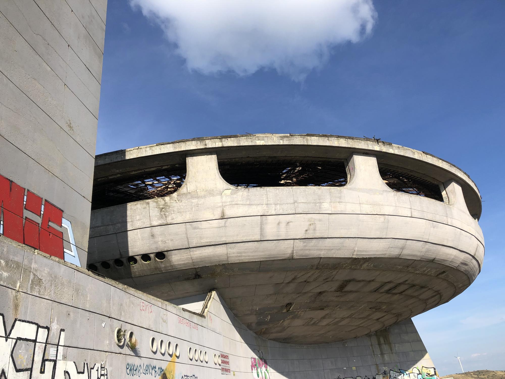 Пещеры, памятник-призрак и деревня Ванги. Что посмотреть в Болгарии, если вы не планируете отдыхать на море