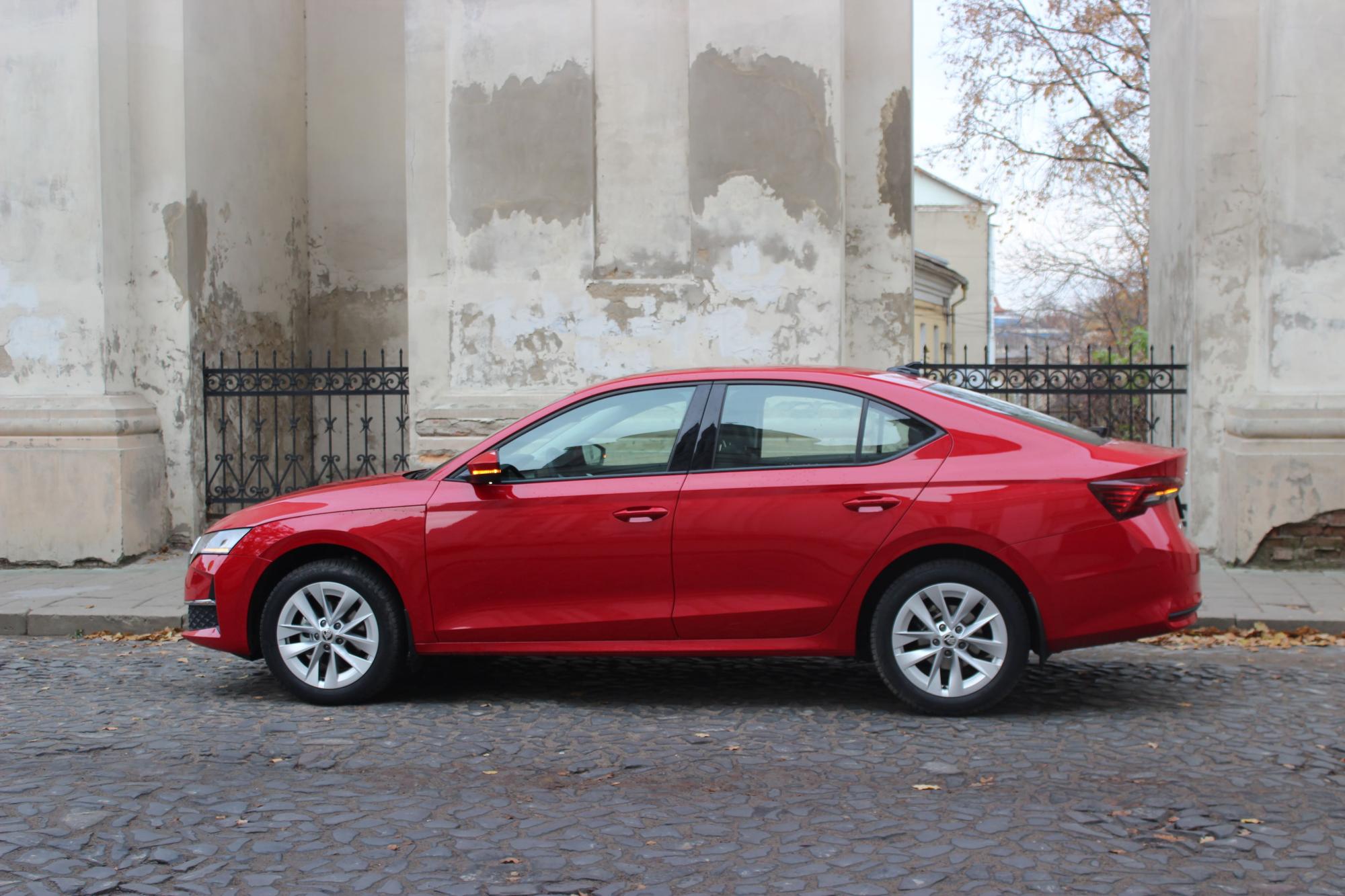 Тест-драйв гібридної Skoda Octavia: переваги та недоліки оновленого ліфтбека